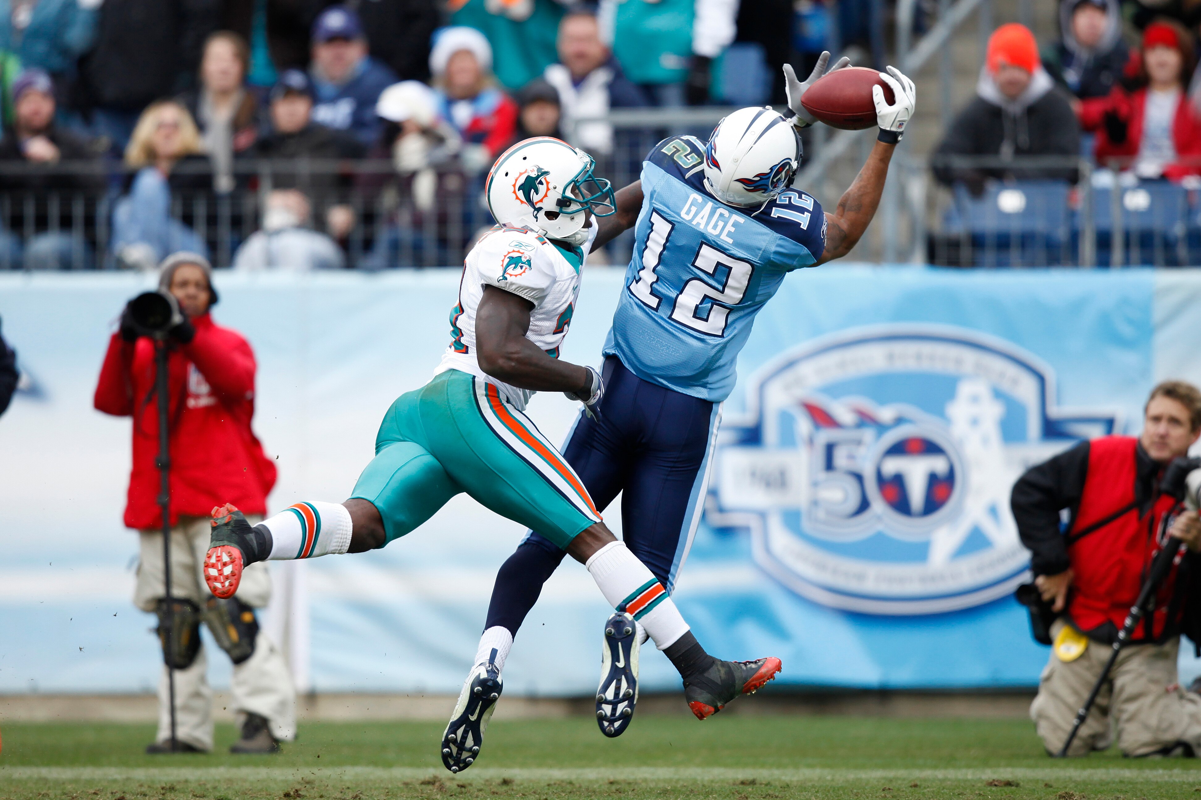 NASHVILLE, TN - DECEMBER 20: Justin Gage #12 of the Tennessee Titans catches a touchdown pass in the first half behind Vontae Davis #21 of the Miami Dolphins at LP Field on December 20, 2009 in Nashville, Tennessee. (Photo by Joe Robbins/Getty Images)