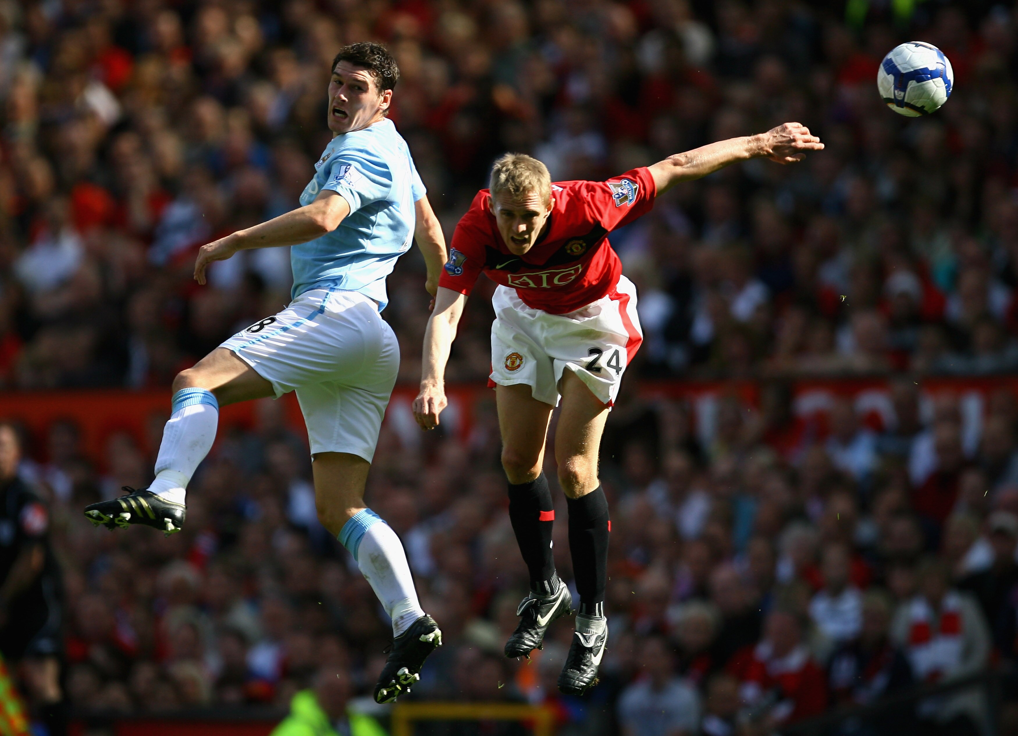 MANCHESTER, ENGLAND - SEPTEMBER 20:  Gareth Barry of Manchester City competes for the ball with Darren Fletcher of Manchester United during the Barclays Premier League match between Manchester United and Manchester City at Old Trafford on September 20, 20