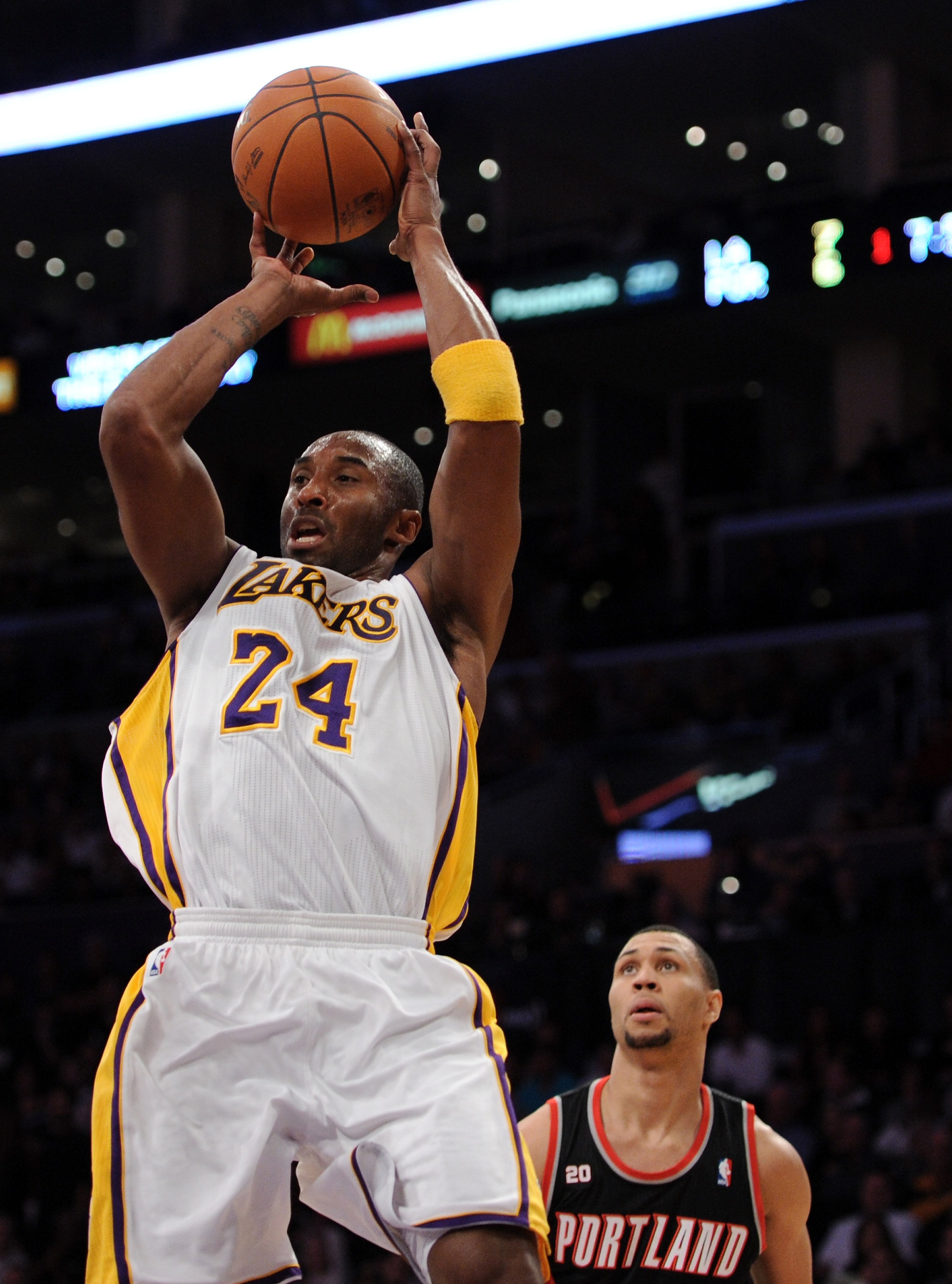 LOS ANGELES, CA - NOVEMBER 07:  Kobe Bryant #24 of the Los Angeles Lakers shoots a jumper in front of Brandon Roy #7 of the Portland Trail Blazers at the Staples Center on November 7, 2010 in Los Angeles, California.  NOTE TO USER: User expressly acknowle