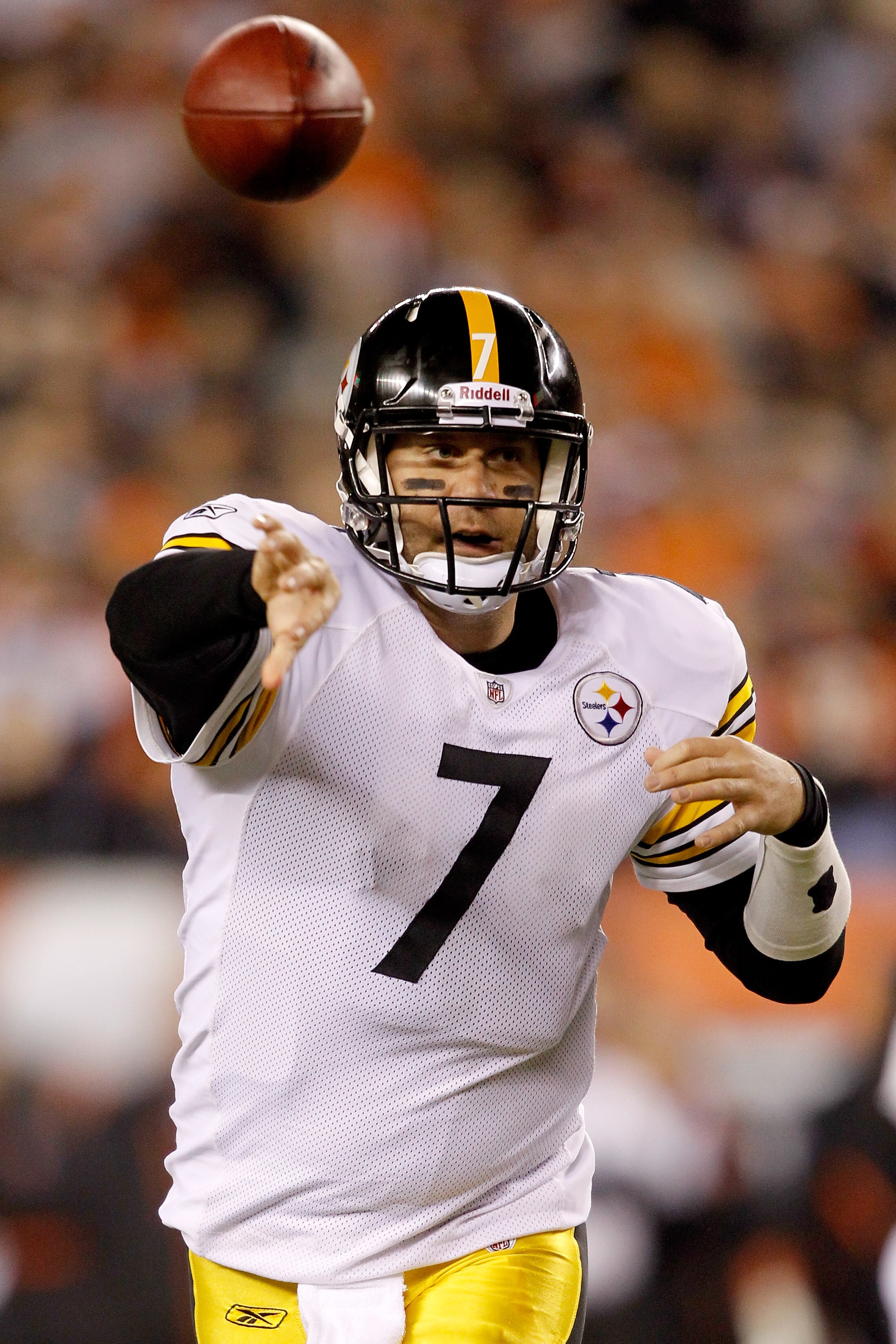CINCINNATI - NOVEMBER 08:  Quarterback Ben Roethlisberger #7 of the Pittsburgh Steelers throws throws against the Cincinnati Bengals at Paul Brown Stadium on November 8, 2010 in Cincinnati, Ohio. The Steelers defeated the Bengals 27-21. (Photo by Matthew