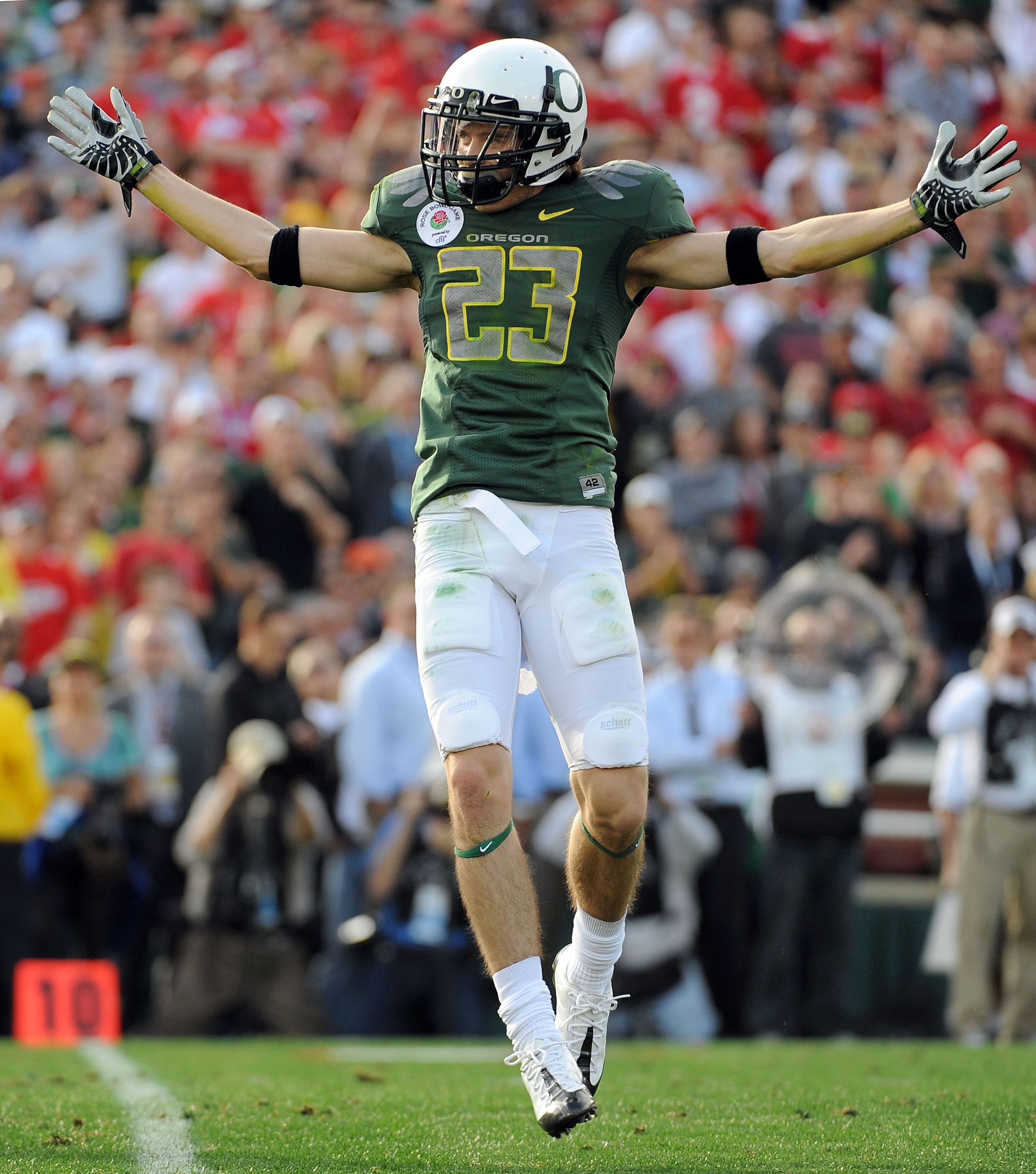 PASADENA, CA - JANUARY 01:  Jeff Maehl #23 of the Oregon Ducks celebrates a tackle during a kick return against the Ohio State Buckeyes at the 96th Rose Bowl game on January 1, 2010 in Pasadena, California.  (Photo by Harry How/Getty Images)