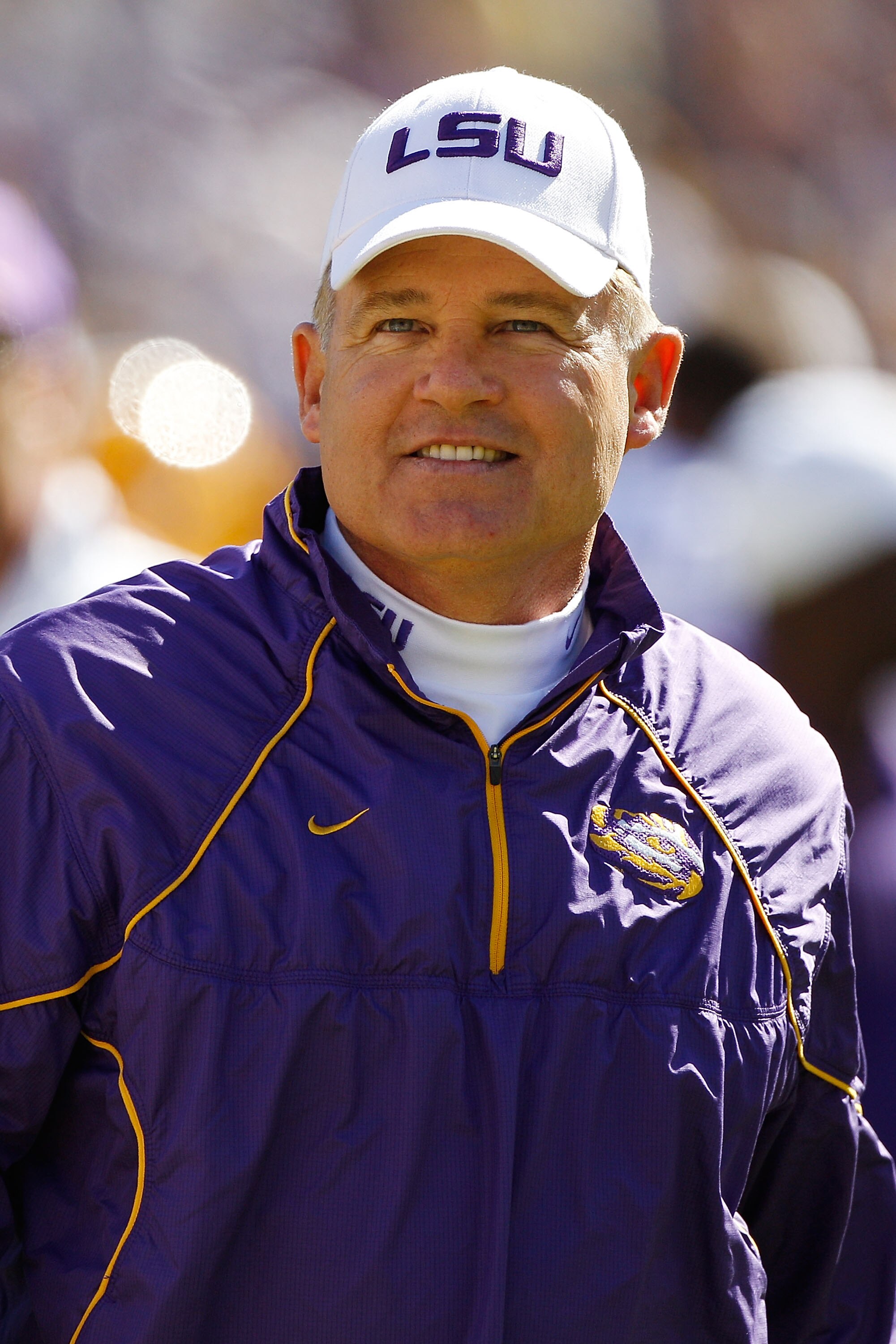 BATON ROUGE, LA - NOVEMBER 06:  Head coach Les Miles of the Louisiana State University Tigers watches pregame before playing the Alabama Crimson Tide  at Tiger Stadium on November 6, 2010 in Baton Rouge, Louisiana.  (Photo by Chris Graythen/Getty Images)