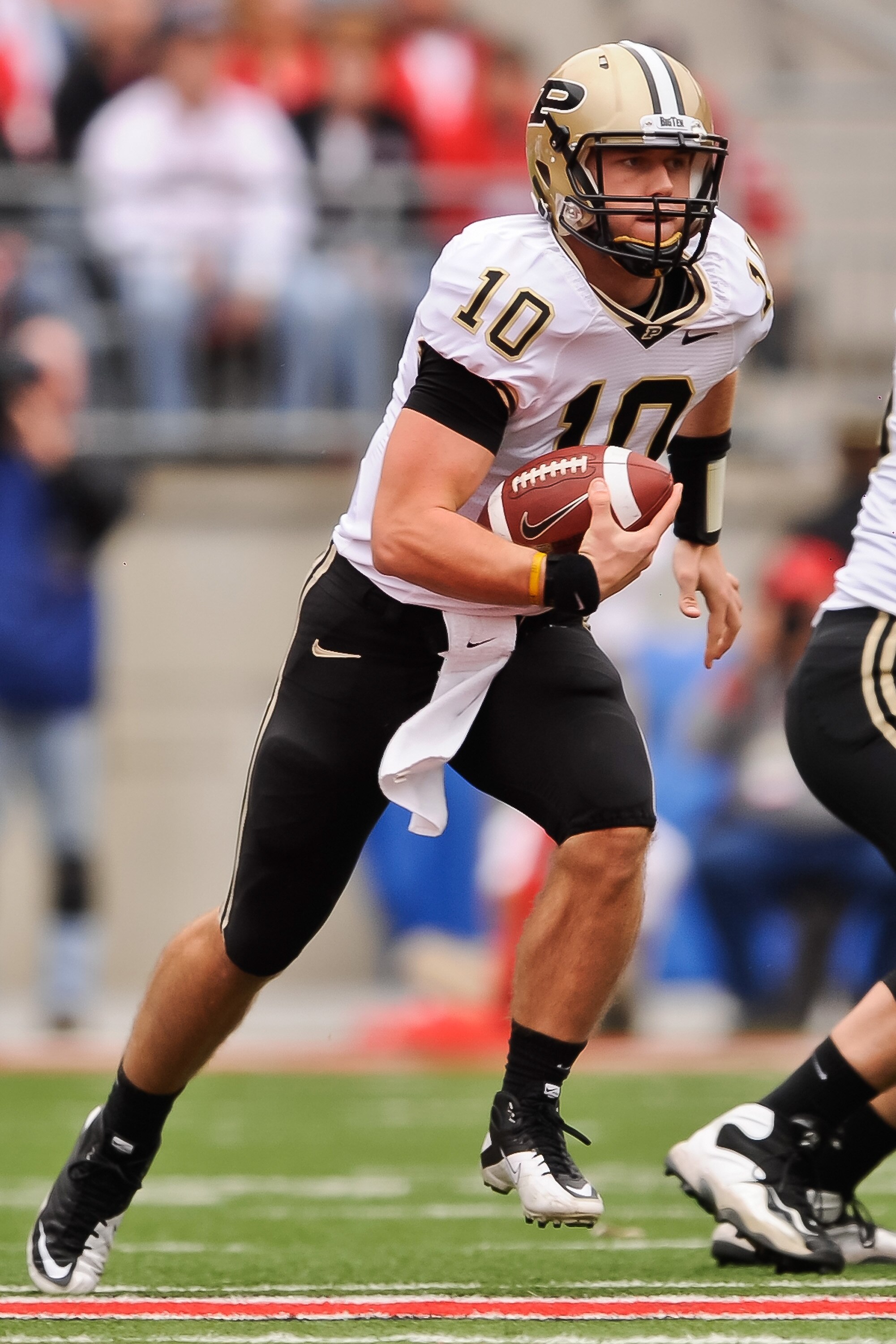 COLUMBUS, OH - OCTOBER 23:  Quarterback Sean Robinson #10 of the Purdue Boilermakers runs with the ball against the Ohio State Buckeyes at Ohio Stadium on October 23, 2010 in Columbus, Ohio.  (Photo by Jamie Sabau/Getty Images)