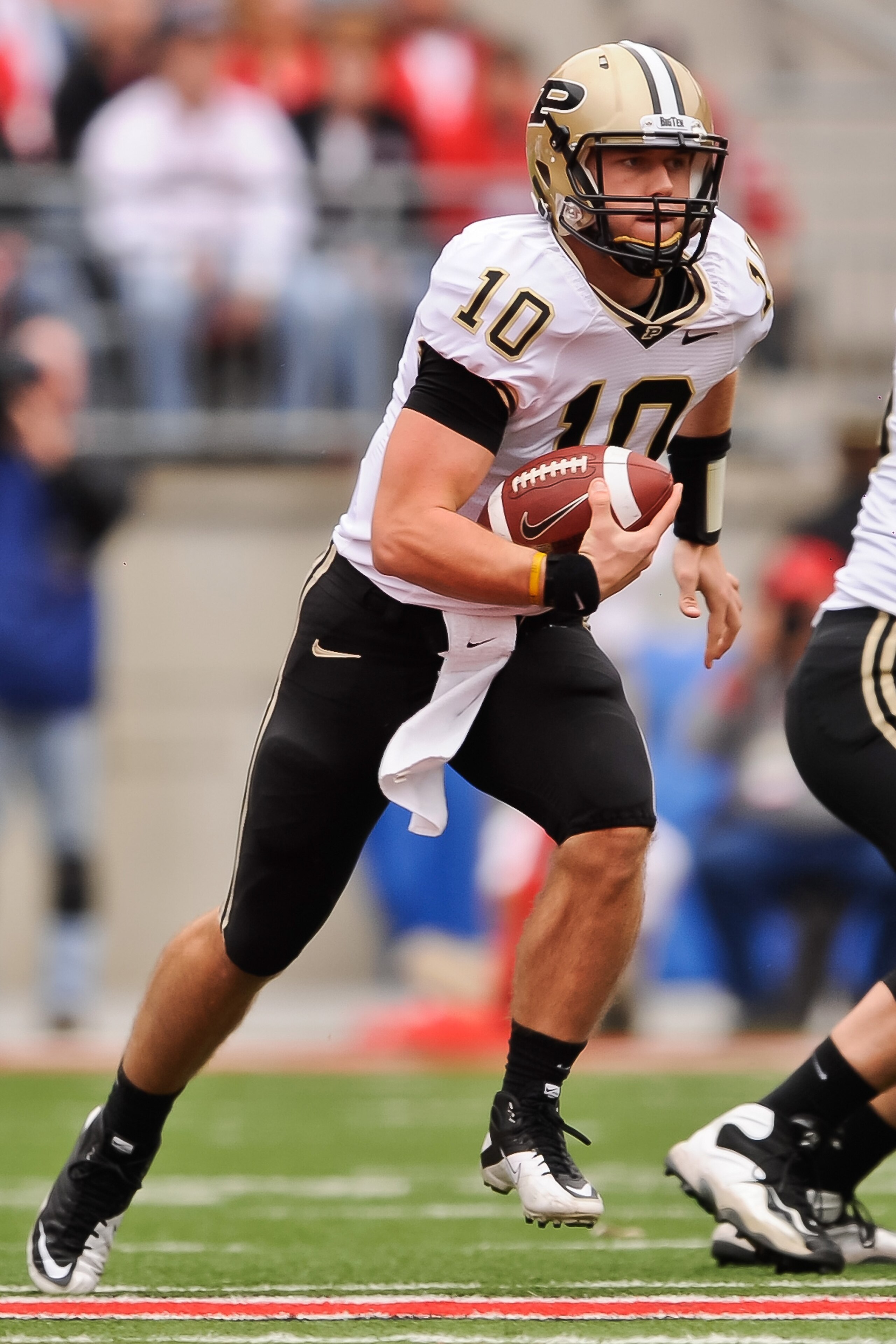 COLUMBUS, OH - OCTOBER 23:  Quarterback Sean Robinson #10 of the Purdue Boilermakers runs with the ball against the Ohio State Buckeyes at Ohio Stadium on October 23, 2010 in Columbus, Ohio.  (Photo by Jamie Sabau/Getty Images)