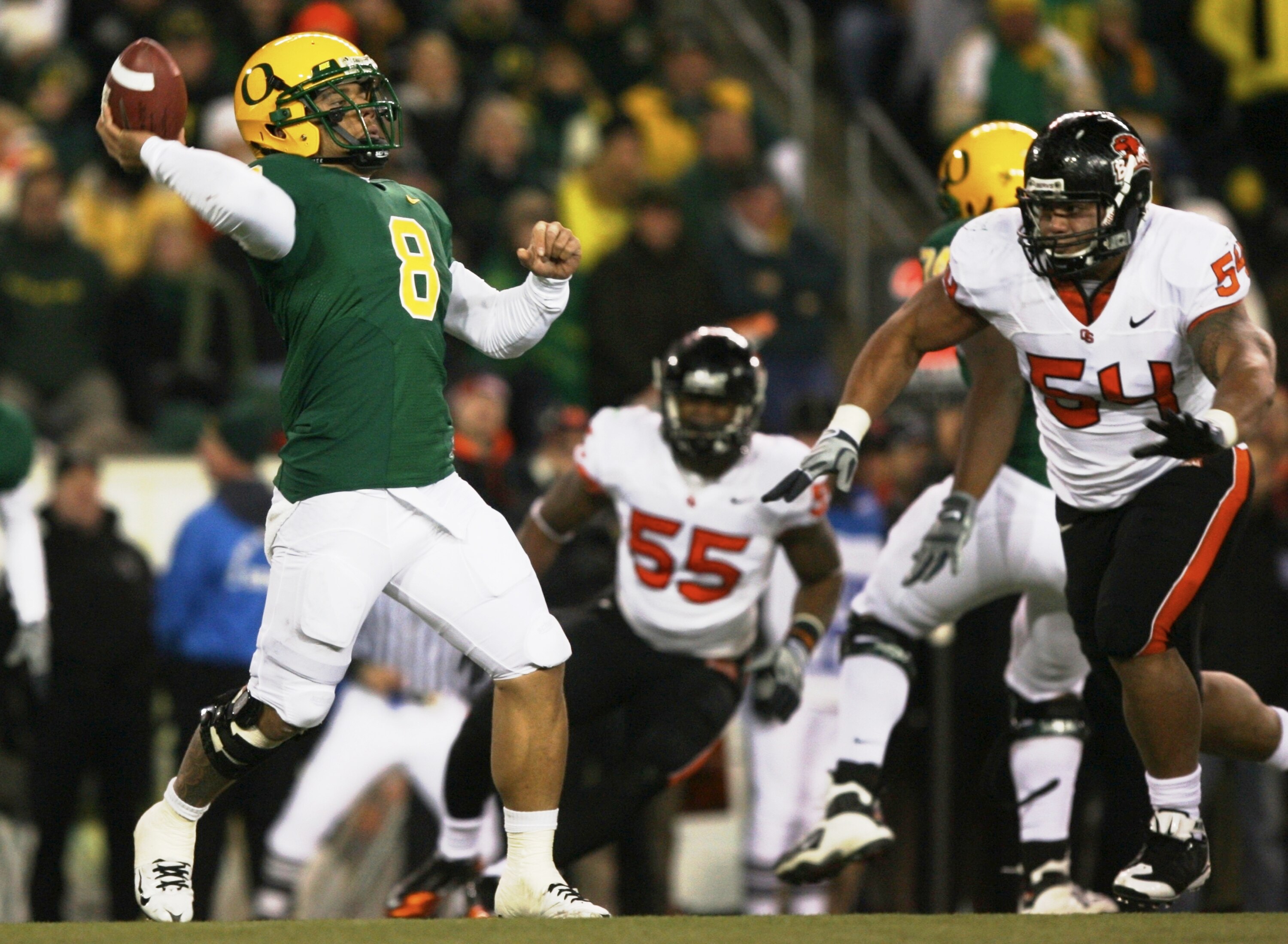 EUGENE,OR - DECEMBER 03: Quarterback Jeremiah Masoli #8 of the Oregon Ducks passes the ball during the game against Oregon State Beavers at Autzen Stadium on December 3, 2009 in Eugene, Oregon. (Photo by Tom Hauck/Getty Images)