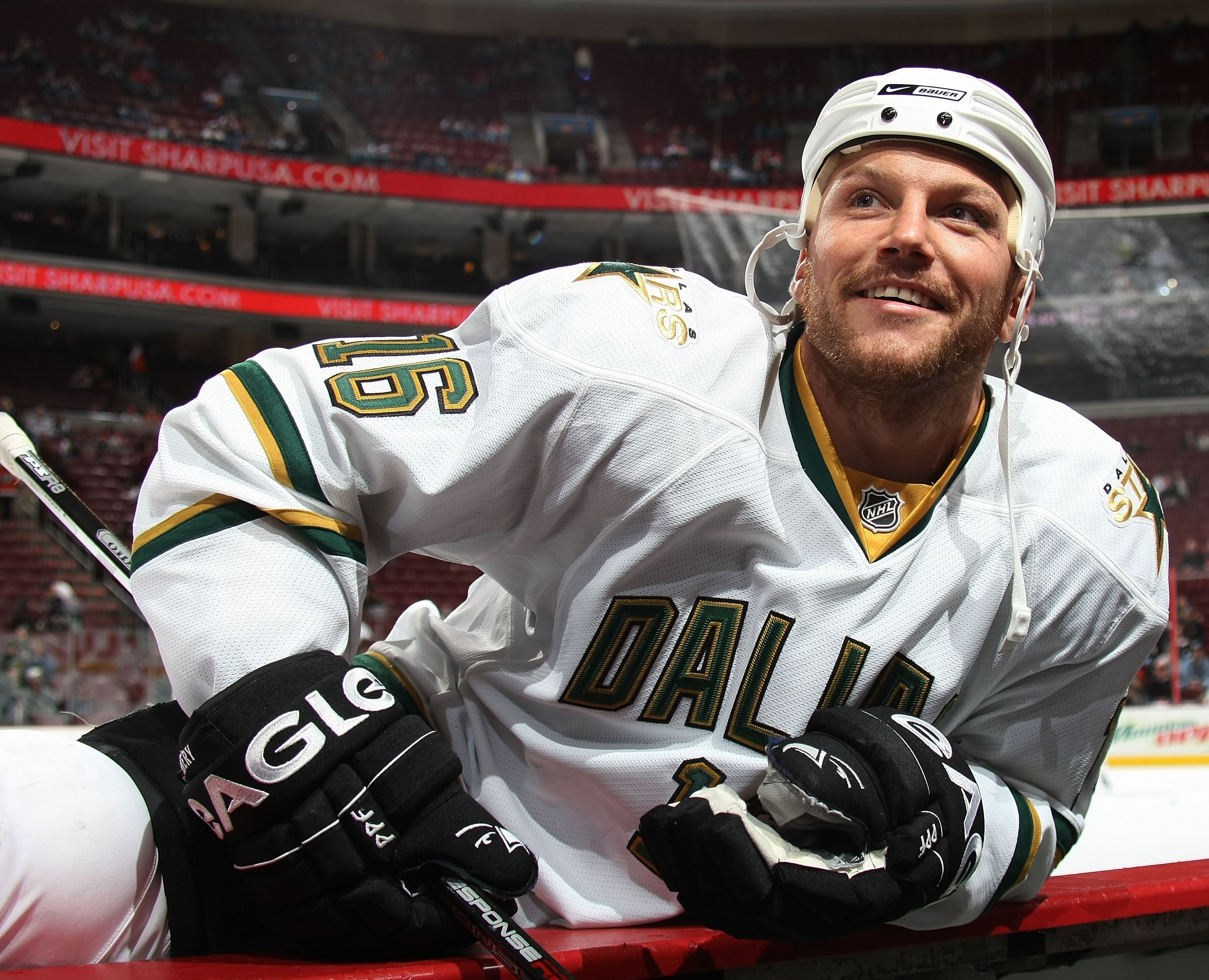 PHILADELPHIA - NOVEMBER 24:  Sean Avery #16 of the Dallas Stars skates against the Phildelphia Flyers on November 24, 2008 at the Wachovia Center in Philadelphia, Pennsylvania.  (Photo by Bruce Bennett/Getty Images)