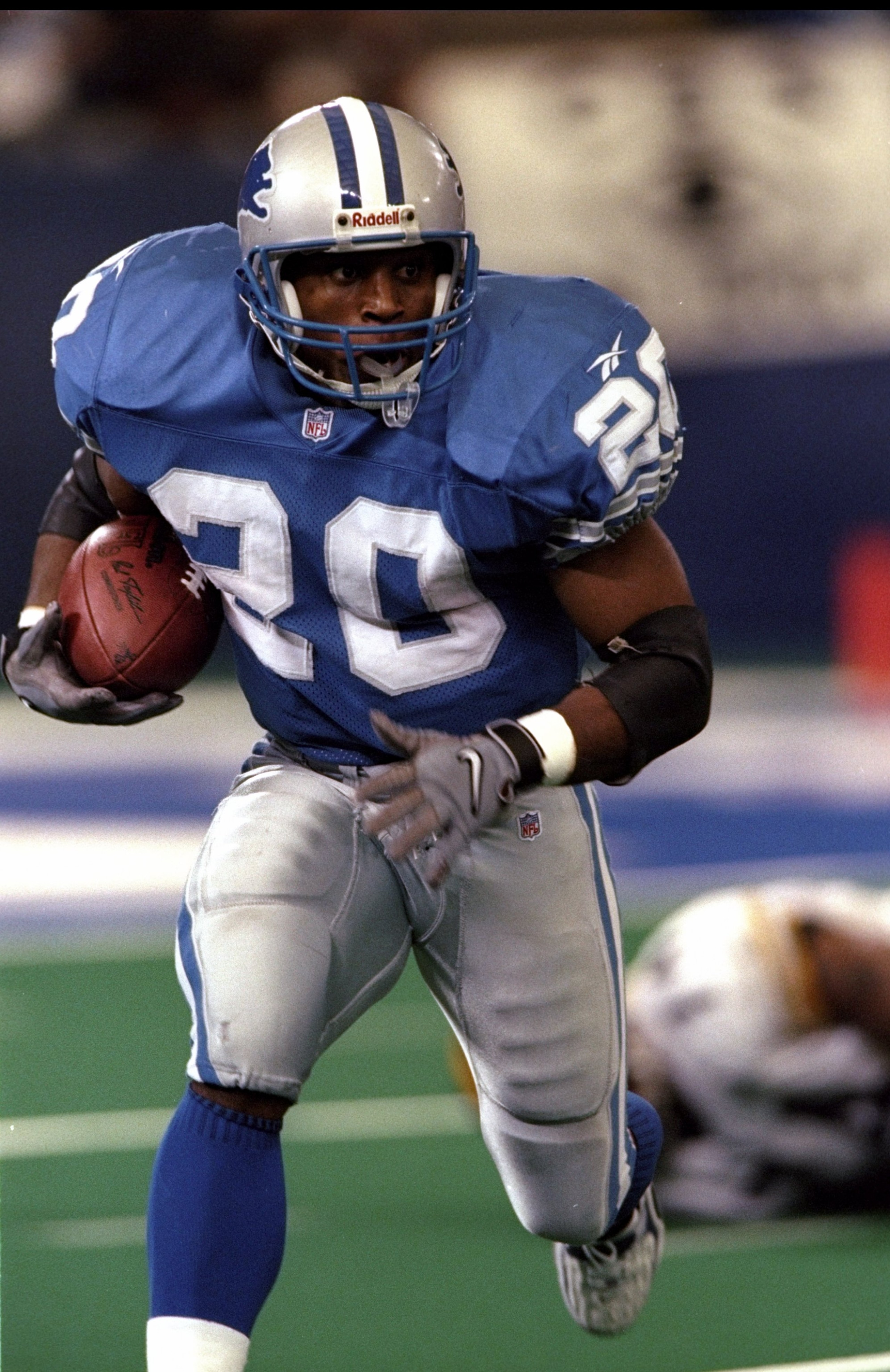 26 Nov 1998: Running back Barry Sanders #20 of the Detroit Lions in action during the game against the Pittsburgh Steelers at the Pontiac Silverdome in Pontiac, Michigan. The Lions defeated the Steelers 19-16. 26 Nov 1998: Running back Barry Sanders #20 of the Detroit Lions in action during the game against the Pittsburgh Steelers at the Pontiac Silverdome in Pontiac, Michigan. The Lions defeated the Steelers 19-16.
