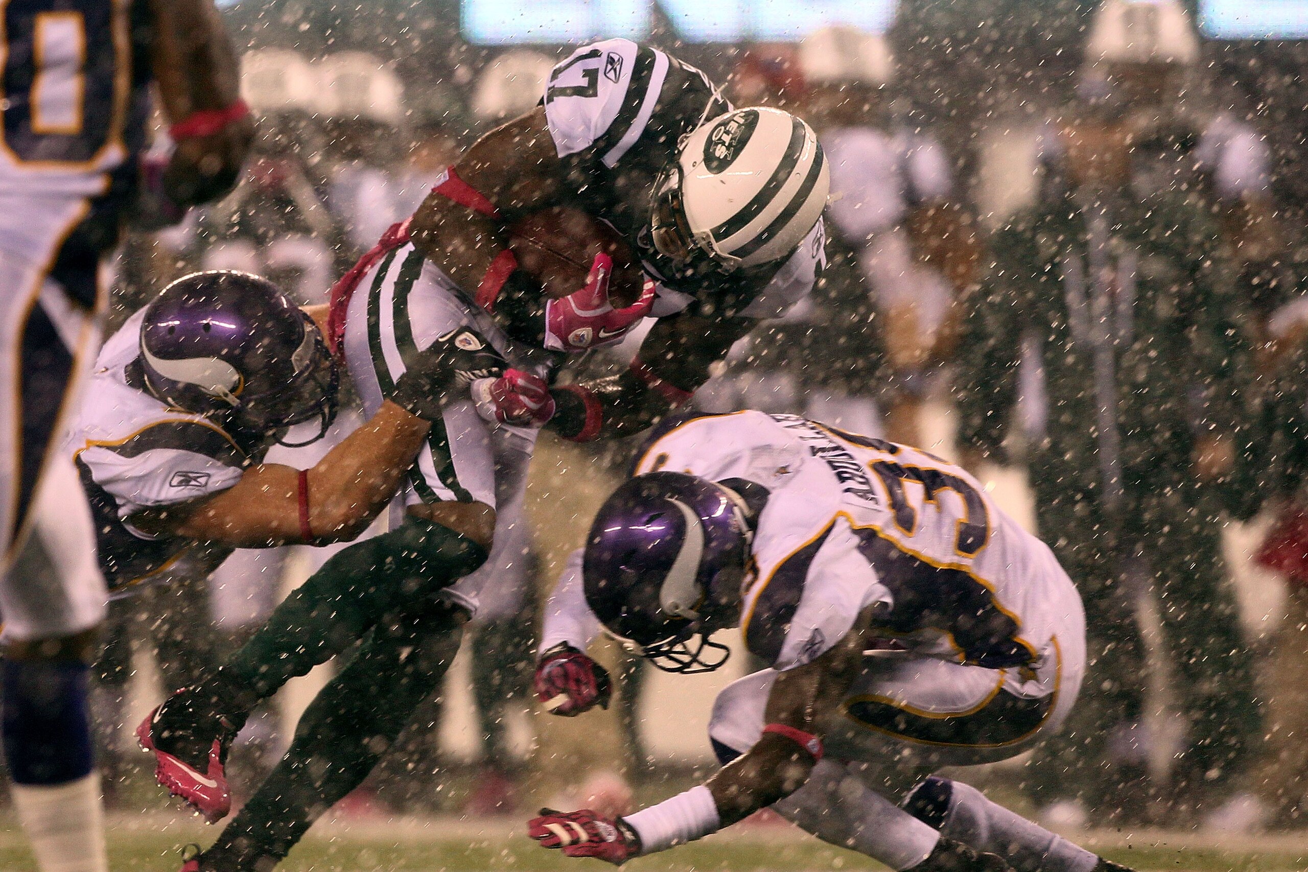 EAST RUTHERFORD, NJ - OCTOBER 11:  Braylon Edwards #17 of the New York Jets runs for yards after the catch in the second quarter against Husain Abdullah #39 of the Minnesota Vikings at New Meadowlands Stadium on October 11, 2010 in East Rutherford, New Je