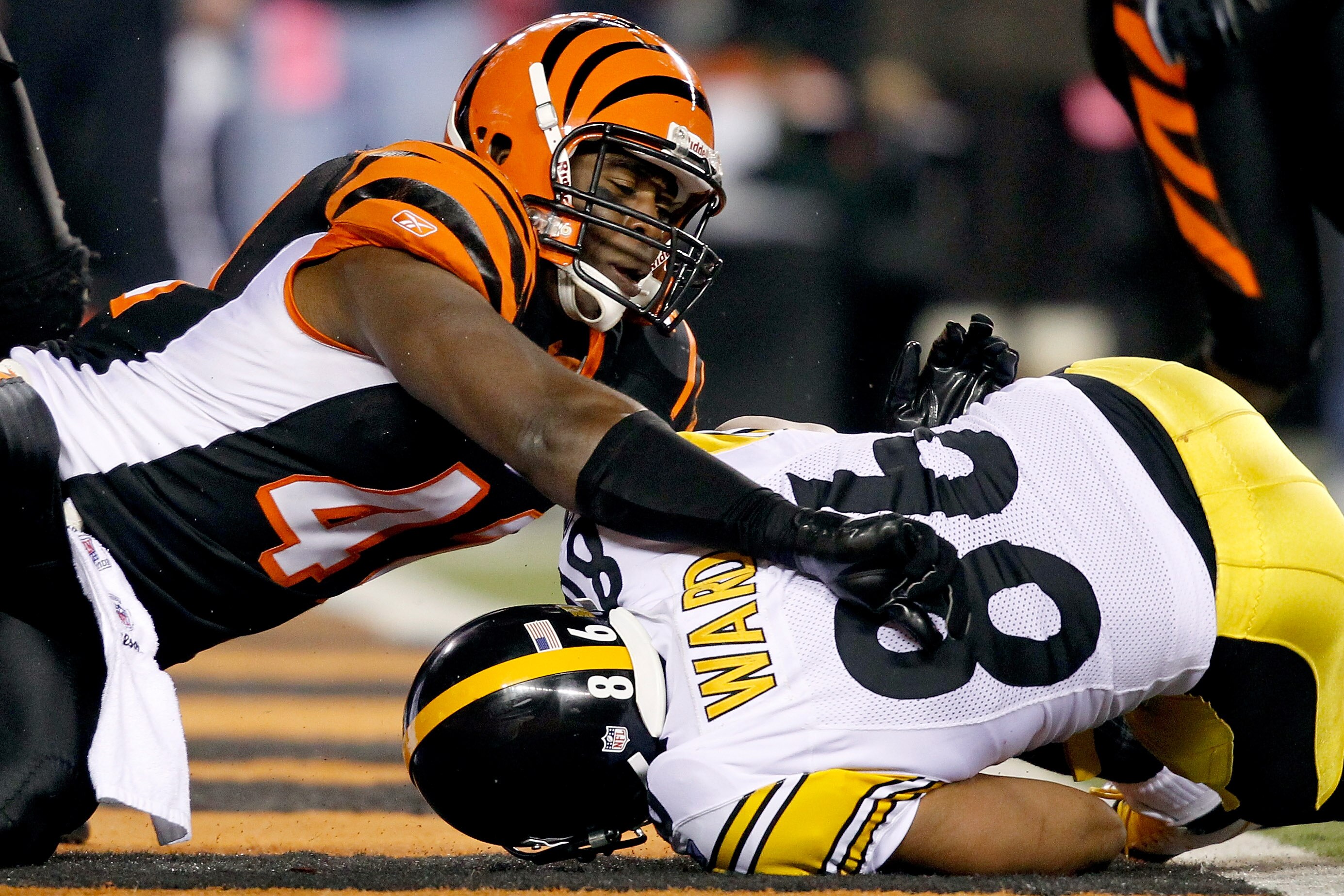 CINCINNATI - NOVEMBER 08:  Hines Ward #86 of the Pittsburgh Steelers scores a touchdown against Chinedum Ndukwe #41 of the Cincinnati Bengals at Paul Brown Stadium on November 8, 2010 in Cincinnati, Ohio.  (Photo by Matthew Stockman/Getty Images)
