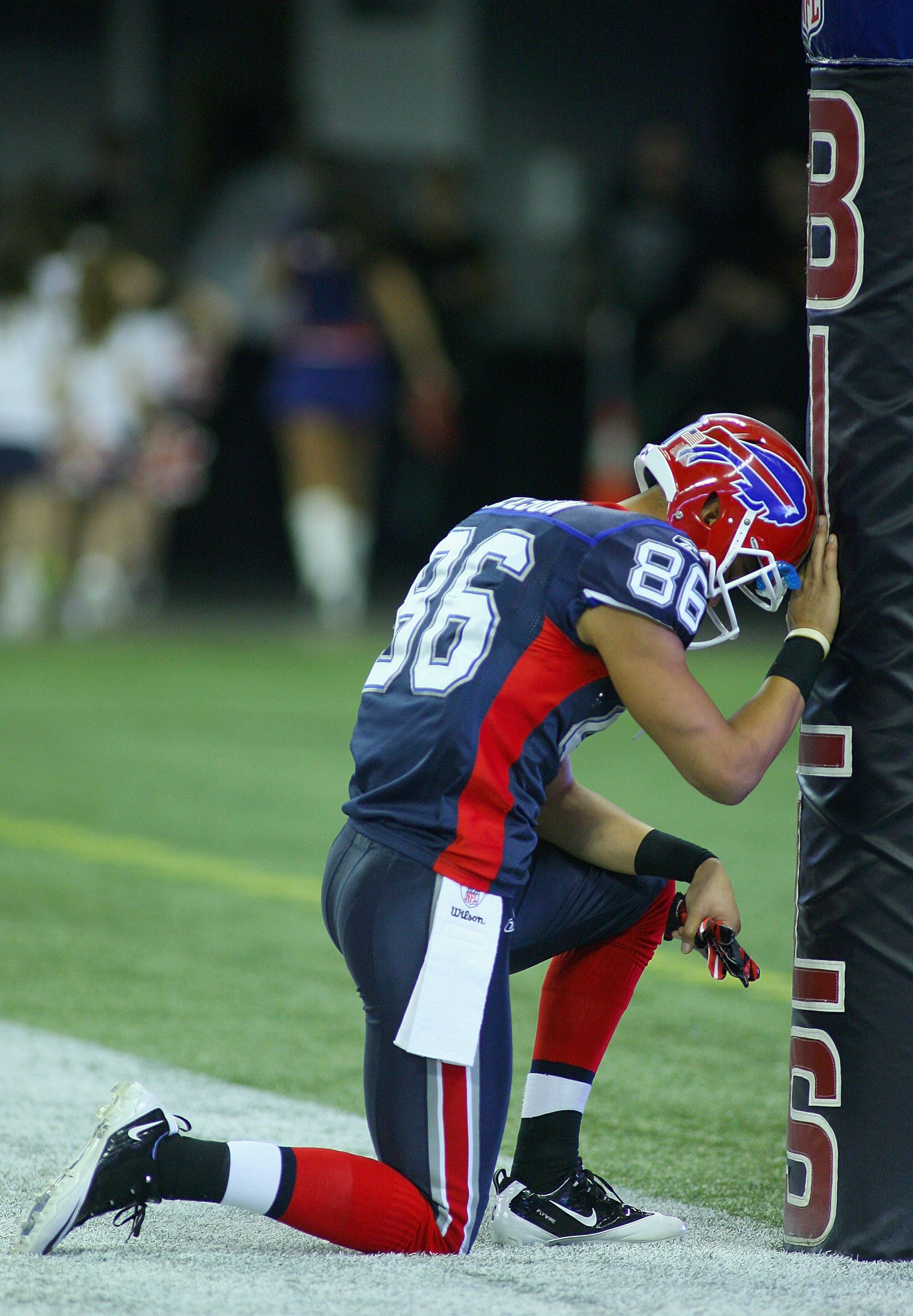 TORONTO, ON - NOVEMBER 07: David Nelson #86 of the Buffalo Bills takes a moment prior to playing the Chicago Bears at Rogers Centre on November 7, 2010 in Toronto, Canada.  (Photo by Rick Stewart/Getty Images)