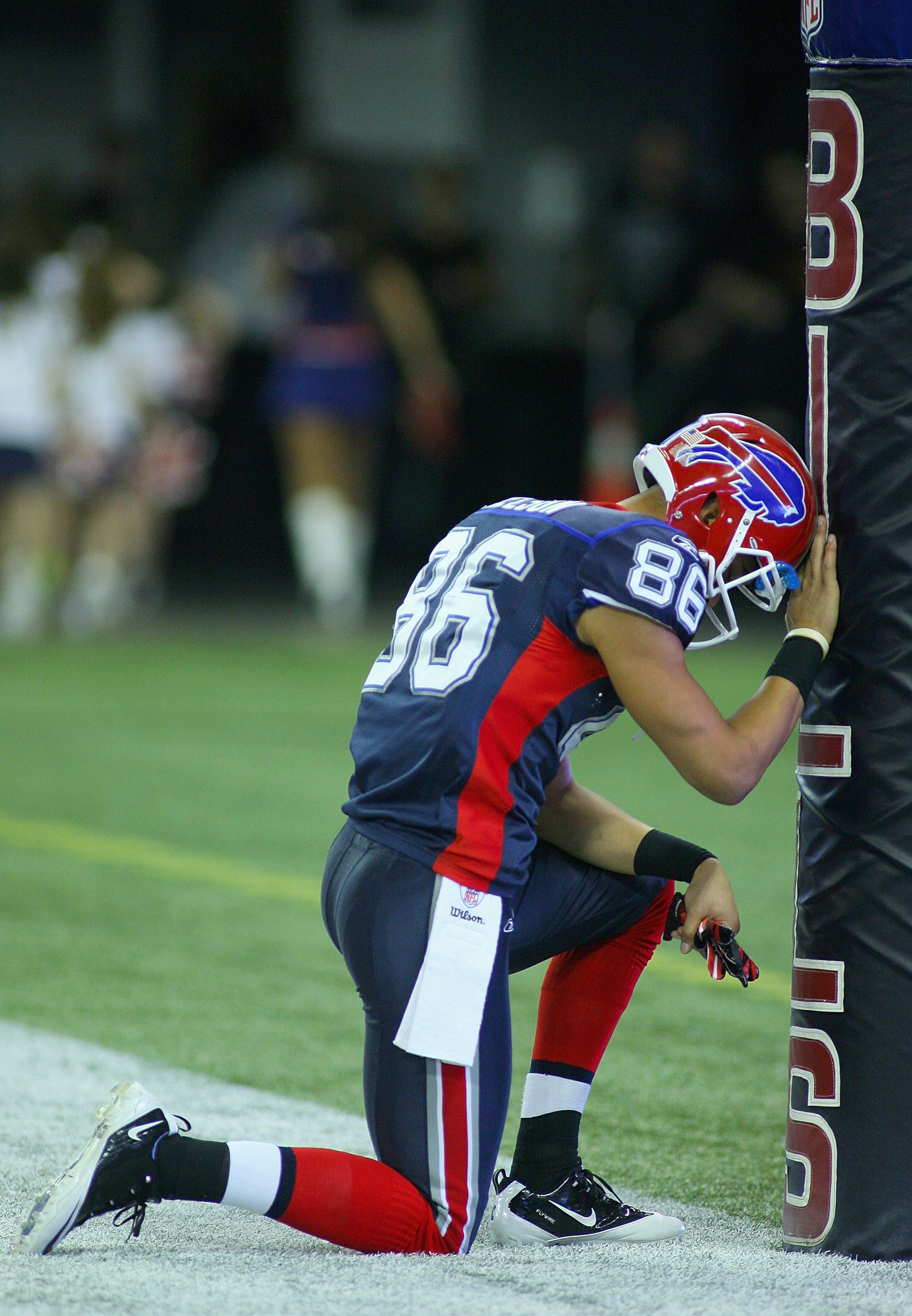 TORONTO, ON - NOVEMBER 07: David Nelson #86 of the Buffalo Bills takes a moment prior to playing the Chicago Bears at Rogers Centre on November 7, 2010 in Toronto, Canada.  (Photo by Rick Stewart/Getty Images)