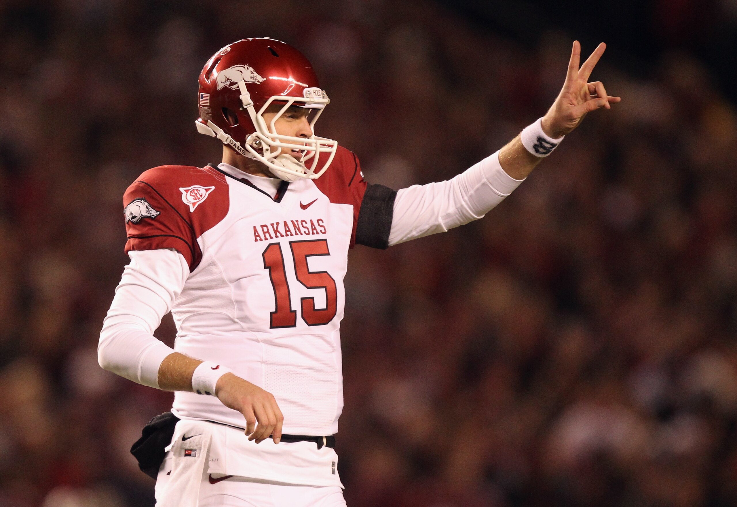 COLUMBIA, SC - NOVEMBER 06:  Ryan Mallett #15 of the Arkansas Razorbacks calls a play against the South Carolina Gamecocks during their game at Williams-Brice Stadium on November 6, 2010 in Columbia, South Carolina.  (Photo by Streeter Lecka/Getty Images)