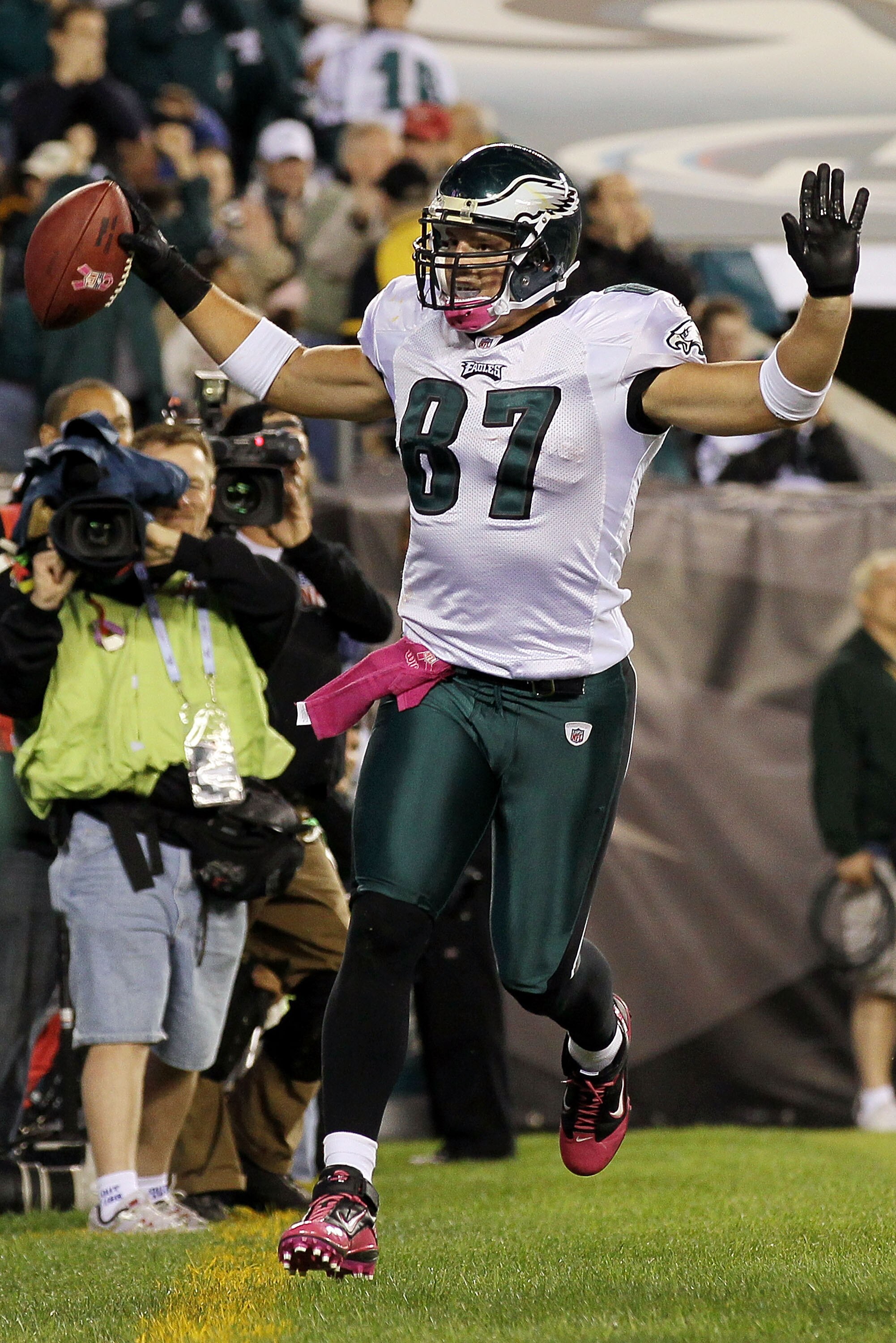 PHILADELPHIA - OCTOBER 03:  Brent Celek #87 of the Philadelphia Eagles celebrates his fourth quarter touchdown against the Washington Redskins on October 3, 2010 at Lincoln Financial Field in Philadelphia, Pennsylvania. The Redskins defeated the Eagles 17
