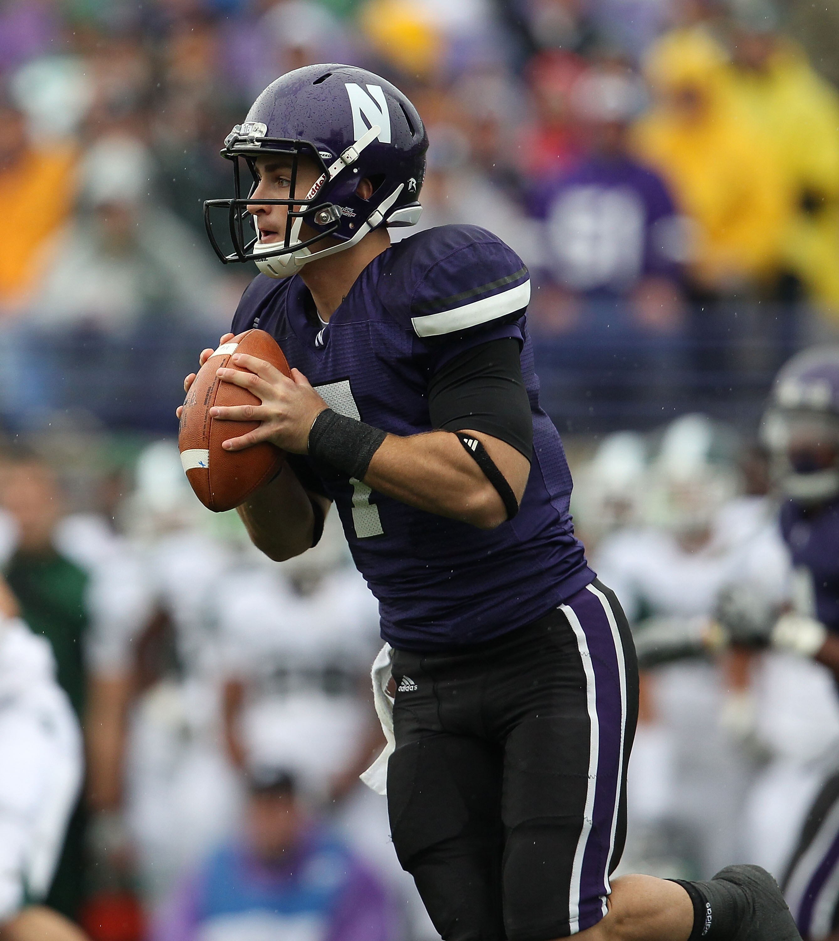 EVANSTON, IL - OCTOBER 23: Dan Persa #7 of the Northwestern Wildcats looks for a receiver against the Michigan State Spartans at Ryan Field on October 23, 2010 in Evanston, Illinois. Michigan State defeated Northwestern 35-27. (Photo by Jonathan Daniel/Ge