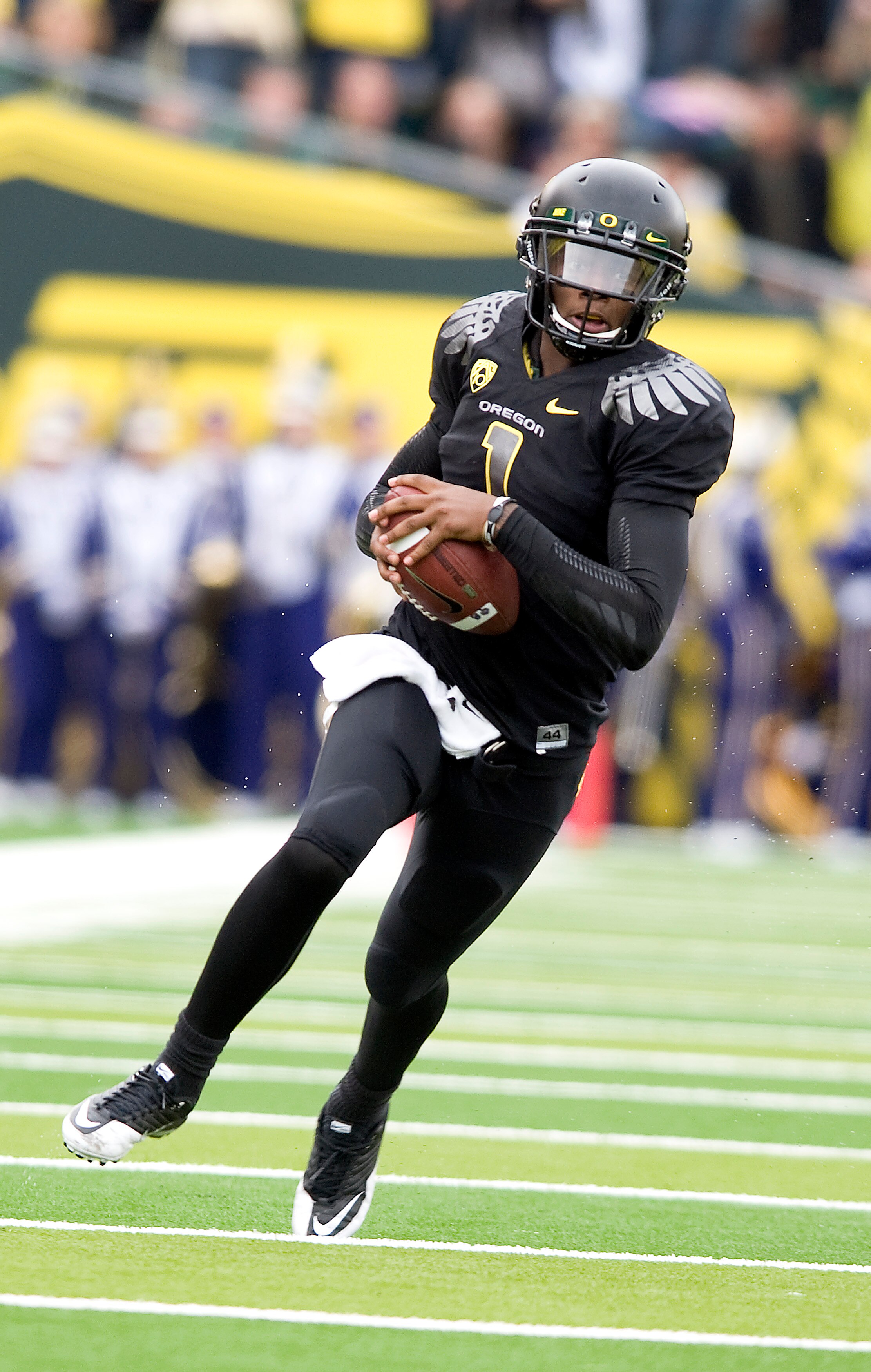 EUGENE, OR - NOVEMBER 6: Quarterback Darron Thomas #1 of the Oregon Ducks runs toward the end zone and a touchdown in the second quarter of the game against the Washington Huskies at Autzen Stadium on November 6, 2010 in Eugene, Oregon. (Photo by Steve Dy