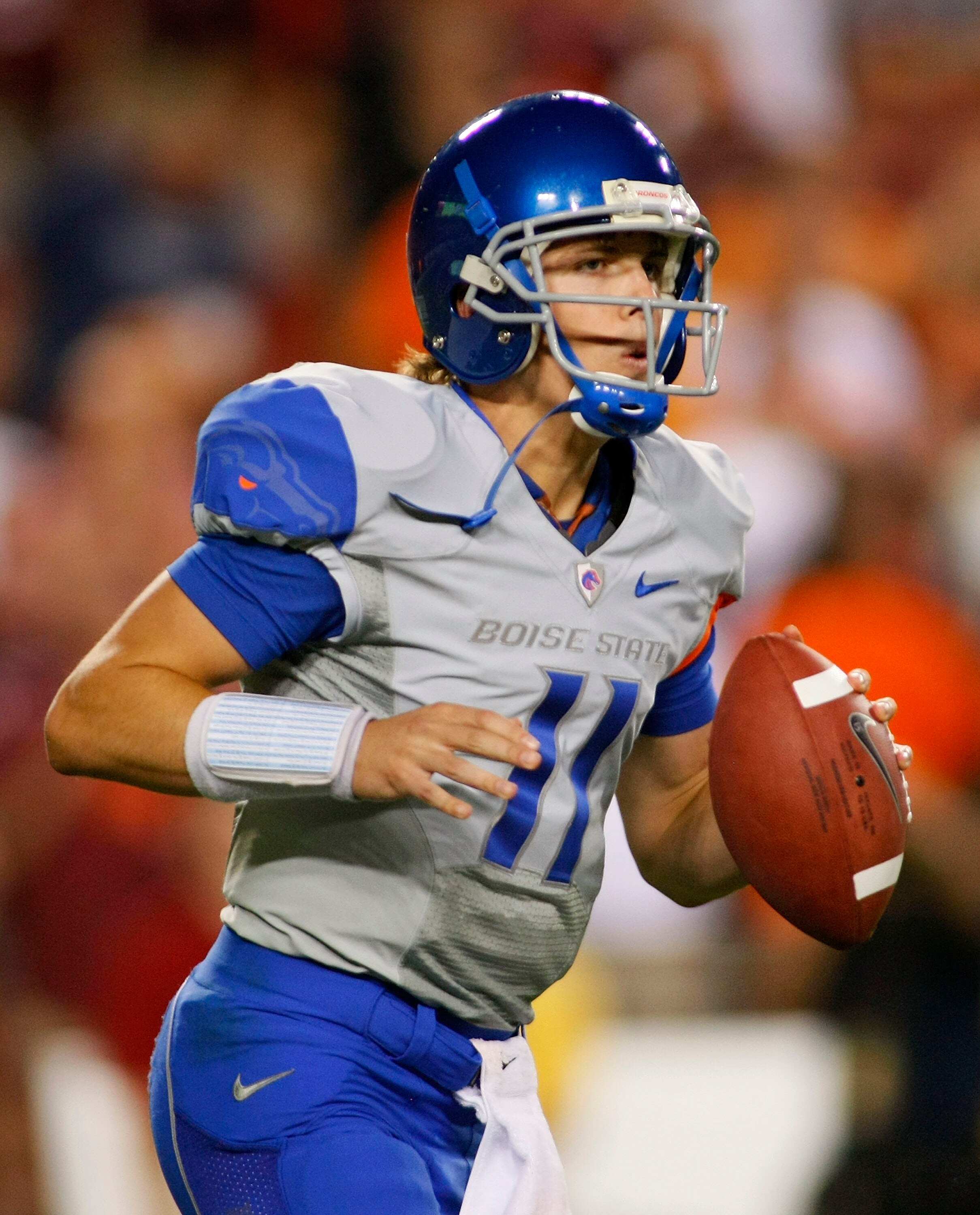 LANDOVER, MD - SEPTEMBER 06:  Quarterback Kellen Moore #11 of the Boise State Broncos prepares to pass against the Virginia Tech Hokies at FedExField on September 6, 2010 in Landover, Maryland.  (Photo by Geoff Burke/Getty Images)