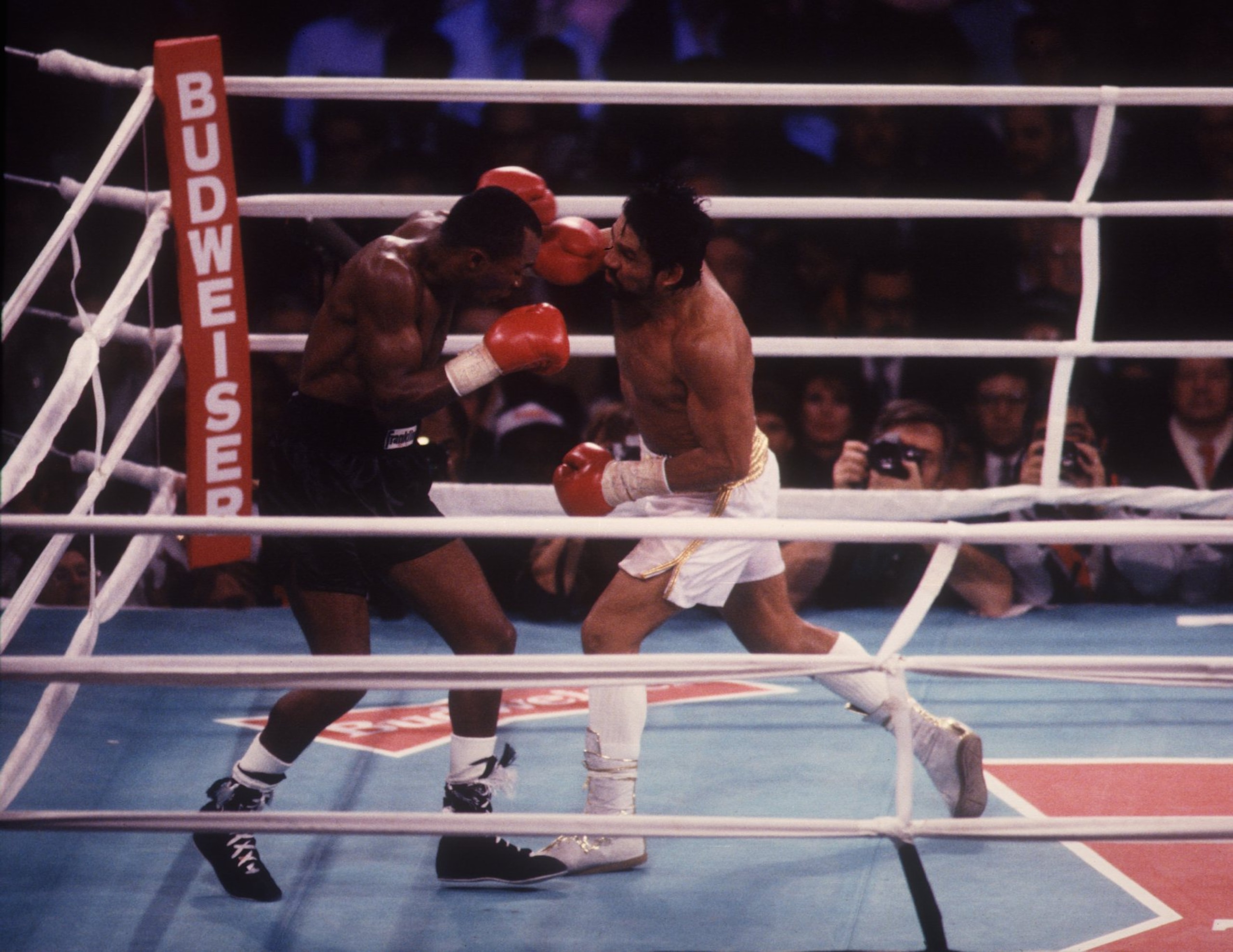 DEC 1989:  ROBERTO DURAN IN ACTION DURING HIS WORLD TITLE FIGHT WITH SUGAR RAY LEONARD. Mandatory Credit: Holly Stein/ALLSPORT