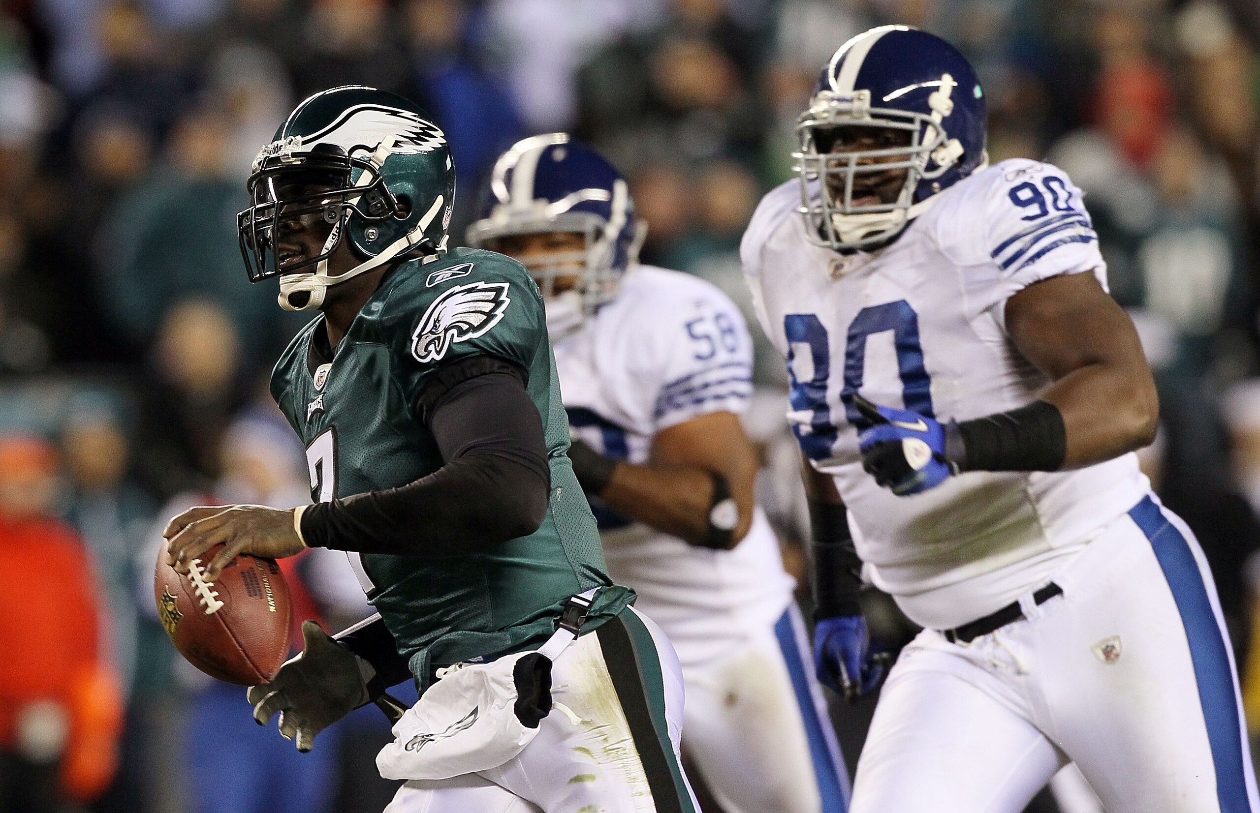 PHILADELPHIA - NOVEMBER 07:  Michael Vick #7 of the Philadelphia Eagles runs the ball against the Indianapolis Colts on November 7, 2010 at Lincoln Financial Field in Philadelphia, Pennsylvania. The Eagles defeated the Colts 26-24.  (Photo by Jim McIsaac/