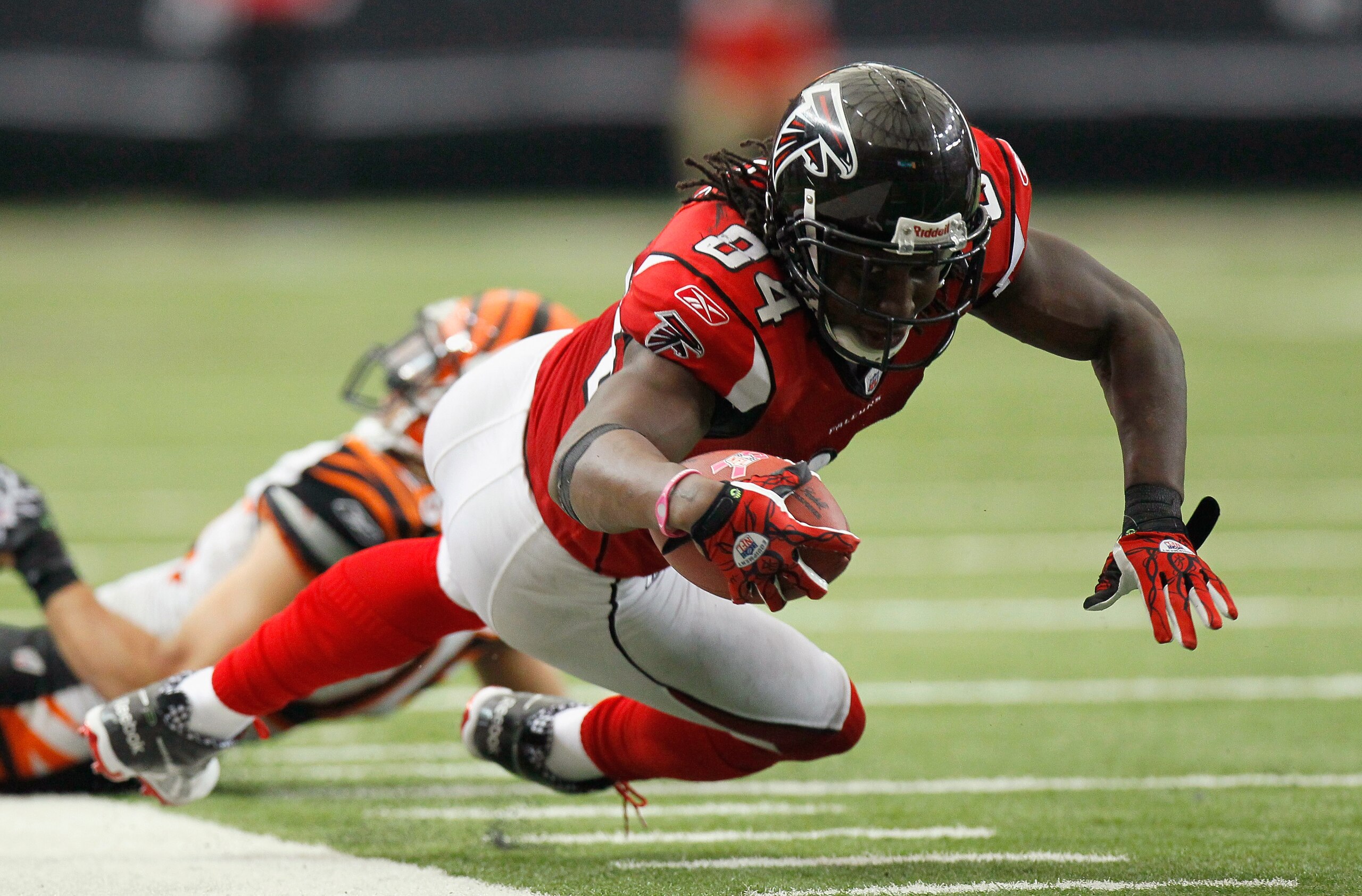 ATLANTA - OCTOBER 24:  Roddy White #84 of the Atlanta Falcons dives for more yardage against the Cincinnati Bengals at Georgia Dome on October 24, 2010 in Atlanta, Georgia.  (Photo by Kevin C. Cox/Getty Images)