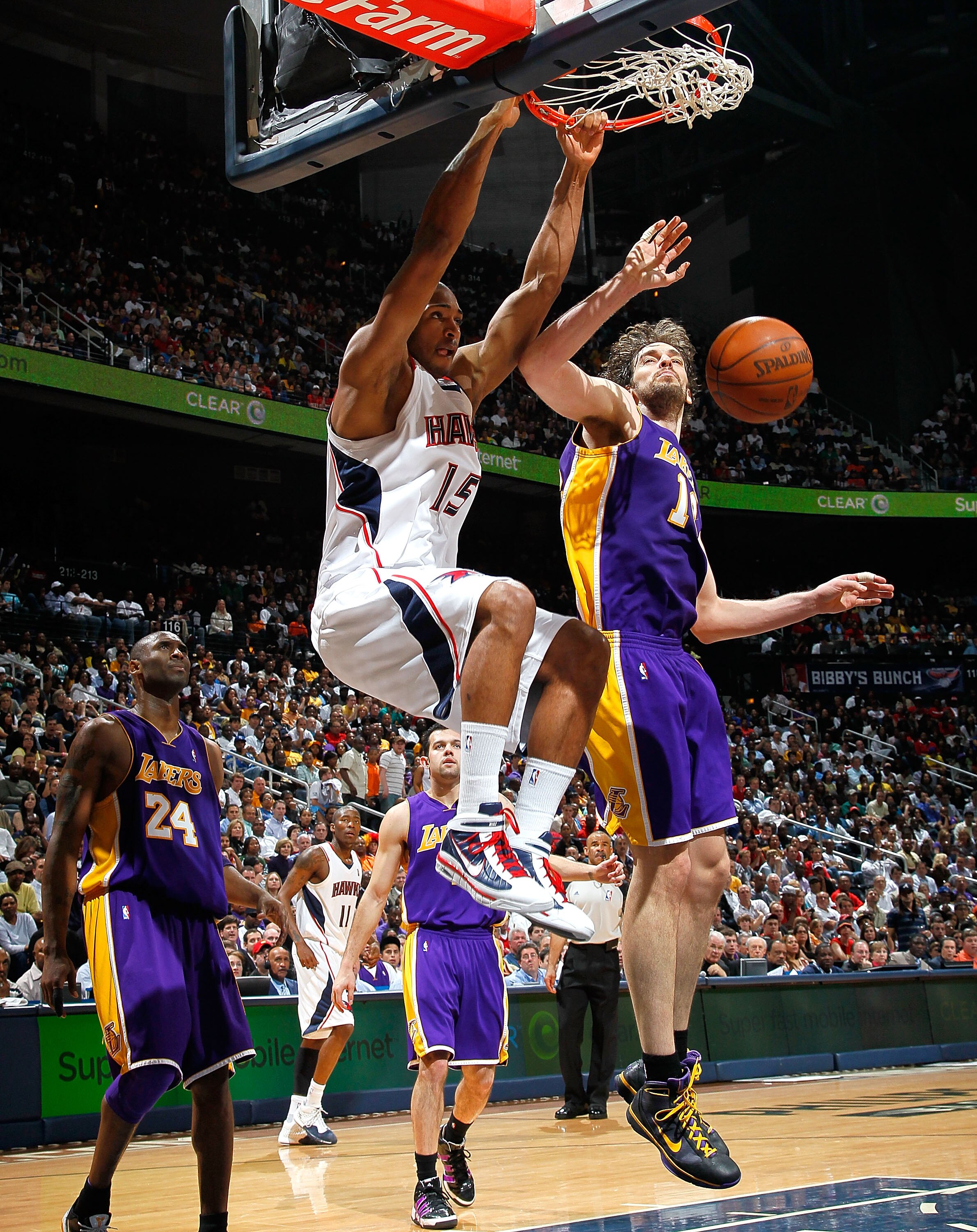 ATLANTA - MARCH 31:  Al Horford #15 of the Atlanta Hawks dunks against Pau Gasol #16 of the Los Angeles Lakers at Philips Arena on March 31, 2010 in Atlanta, Georgia.  NOTE TO USER: User expressly acknowledges and agrees that, by downloading and/or using
