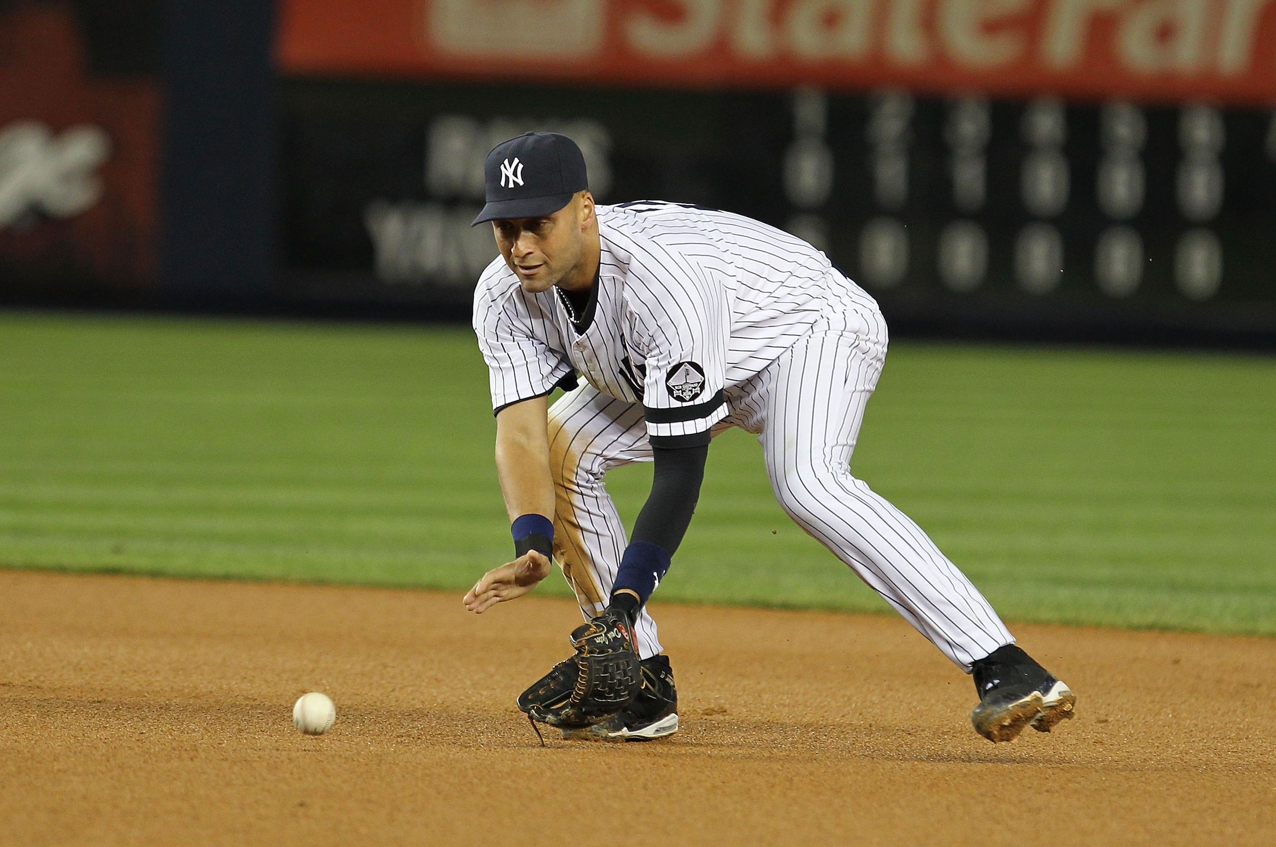 NEW YORK - SEPTEMBER 21:  Derek Jeter #2 of the New York Yankees in action against the Tampa Bay Rays during their game on September 21, 2010 at Yankee Stadium in the Bronx borough of New York City.  (Photo by Al Bello/Getty Images)