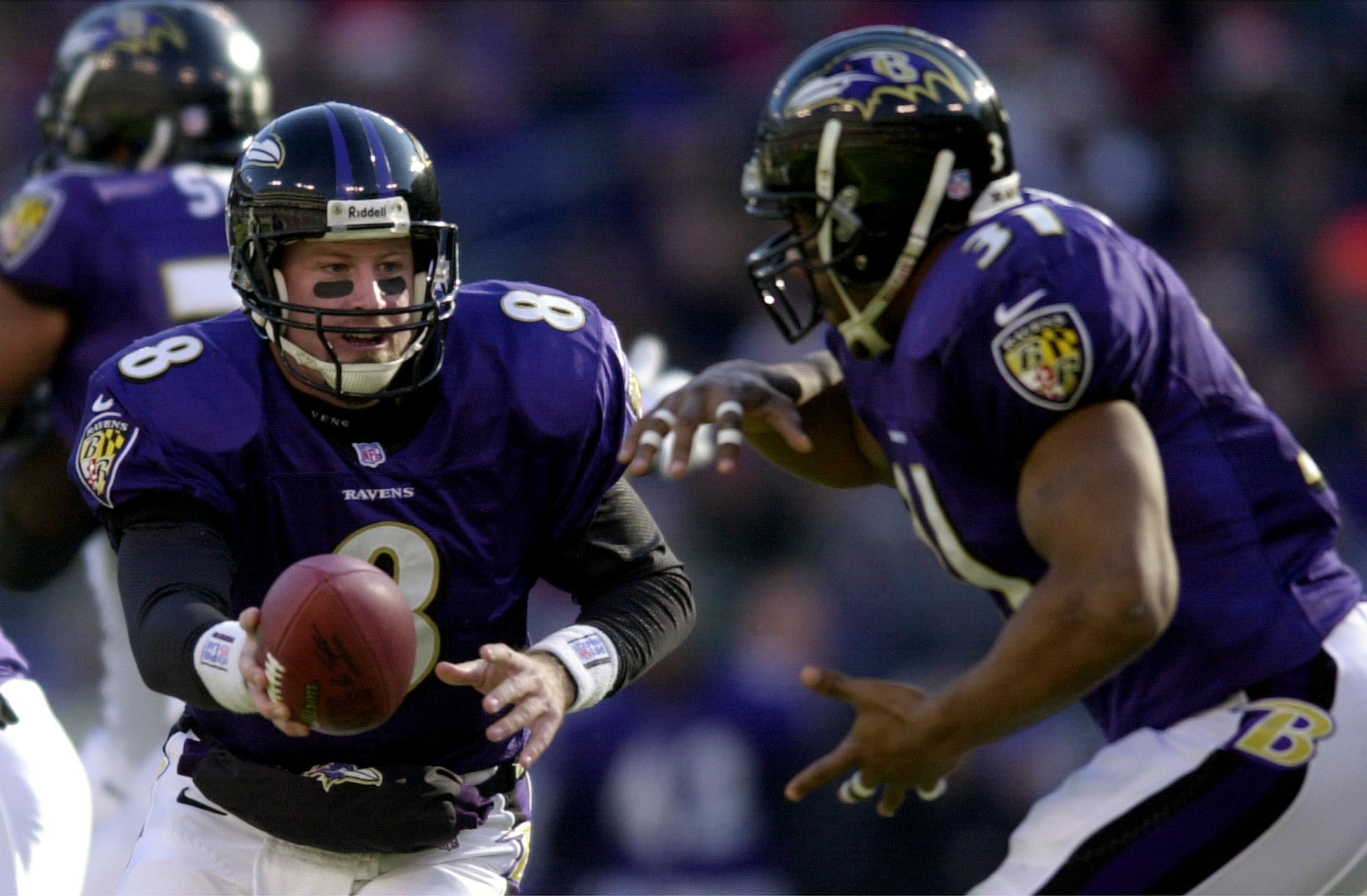 24 Dec 2000:  Trent Dilfer #8 of the Baltimore Ravens hands off to Jamal Lewis #31 as the Ravens defeated the Jets 34-20 at PSINet Stadium in Baltimore, Maryland. <<DIGITAL IMAGE>> Mandatory Credit: Doug Pensinger/ALLSPORT