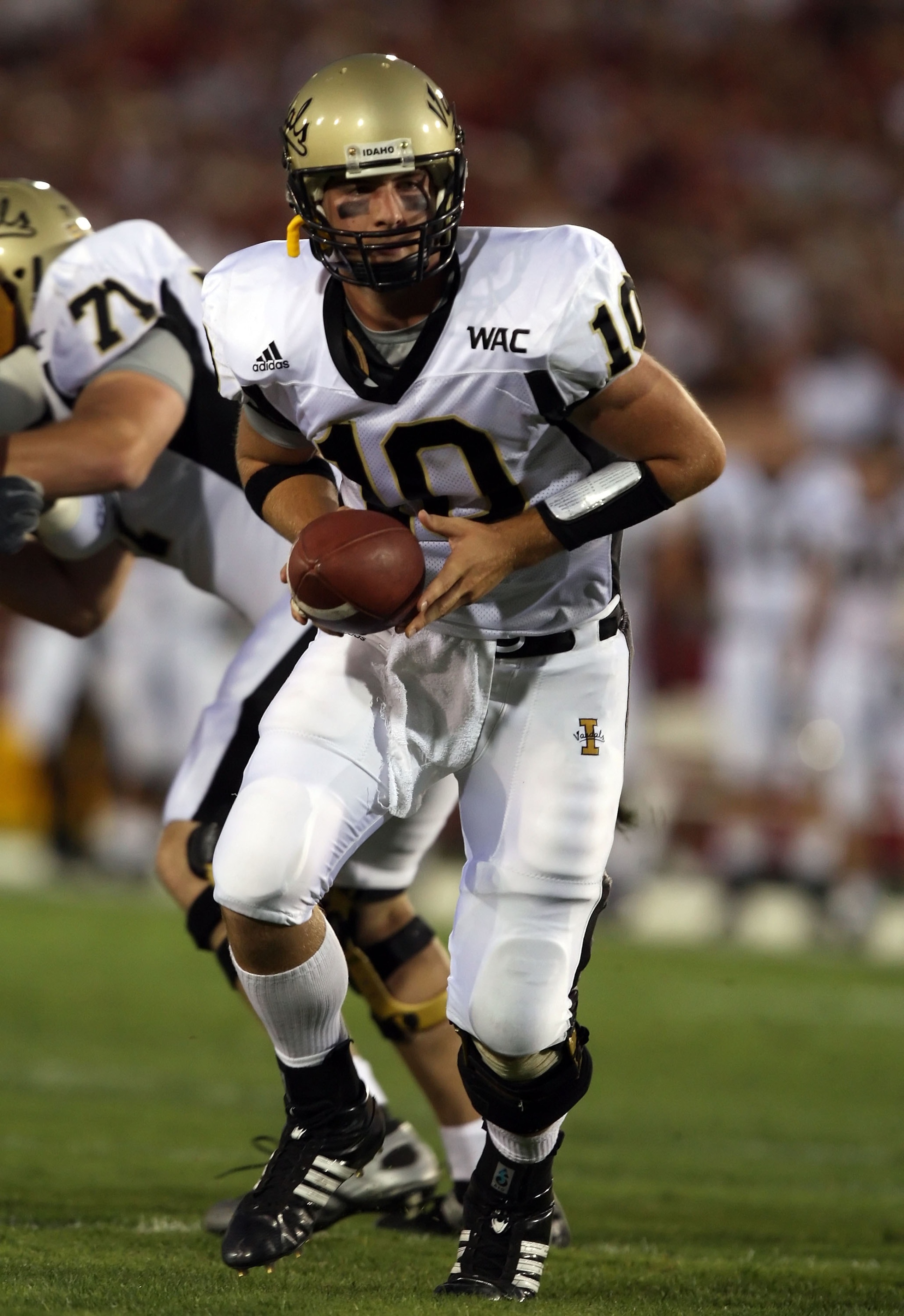 LOS ANGELES - SEPTEMBER 1:   Nathan Enderle #10 of the University of Idaho Vandals looks to hand off the ball in the first half against the USC Trojans at the Los Angeles Memorial Coliseum September 1, 2007 in Los Angeles, California.  (Photo by Lisa Blum