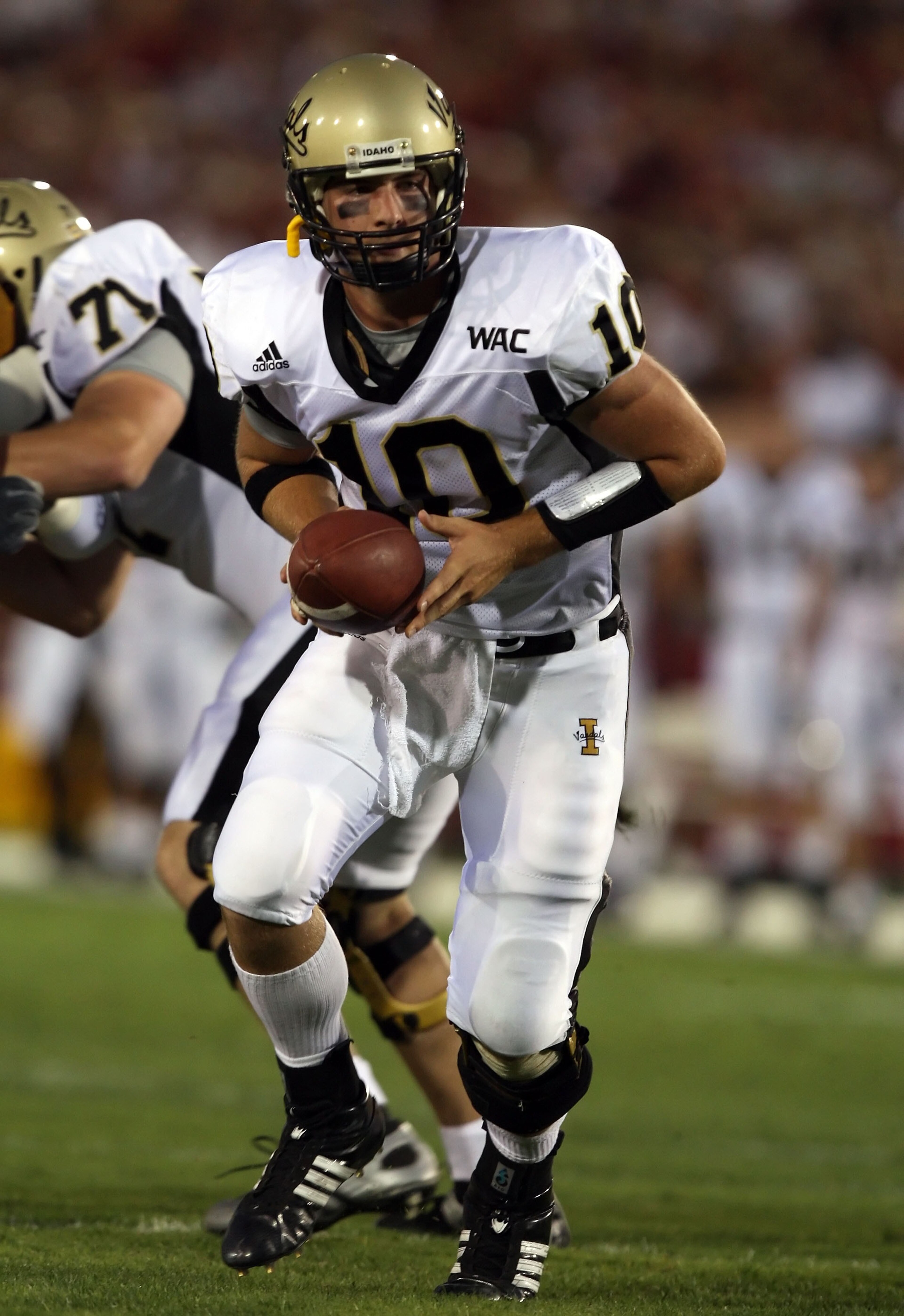 LOS ANGELES - SEPTEMBER 1:   Nathan Enderle #10 of the University of Idaho Vandals looks to hand off the ball in the first half against the USC Trojans at the Los Angeles Memorial Coliseum September 1, 2007 in Los Angeles, California.  (Photo by Lisa Blum