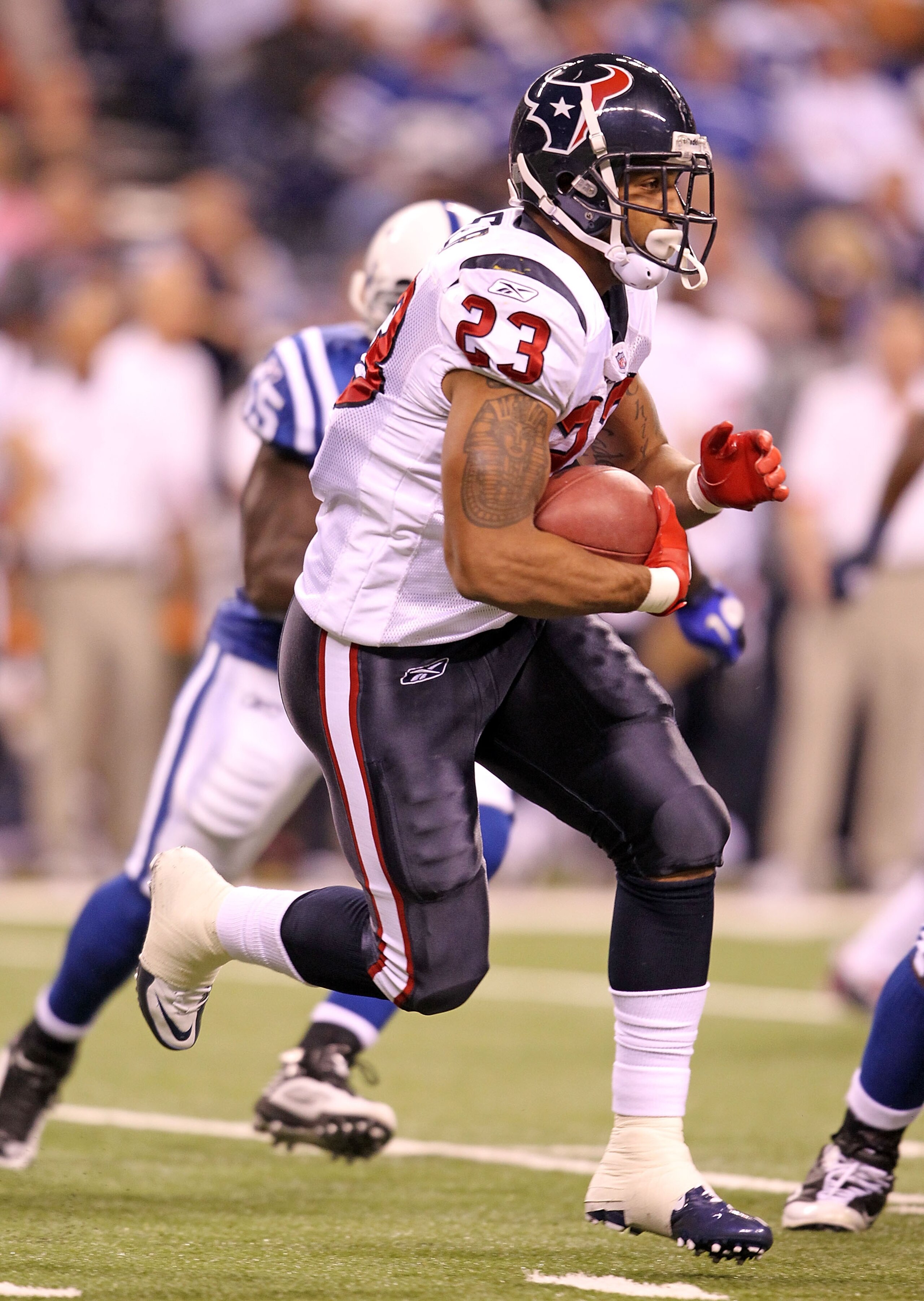 INDIANAPOLIS - NOVEMBER 01:  Arian Foster #23 of Houston Texans runs with the ball during the NFL game against the Indianapolis Colts at Lucas Oil Stadium on November 1, 2010 in Indianapolis, Indiana.  (Photo by Andy Lyons/Getty Images)