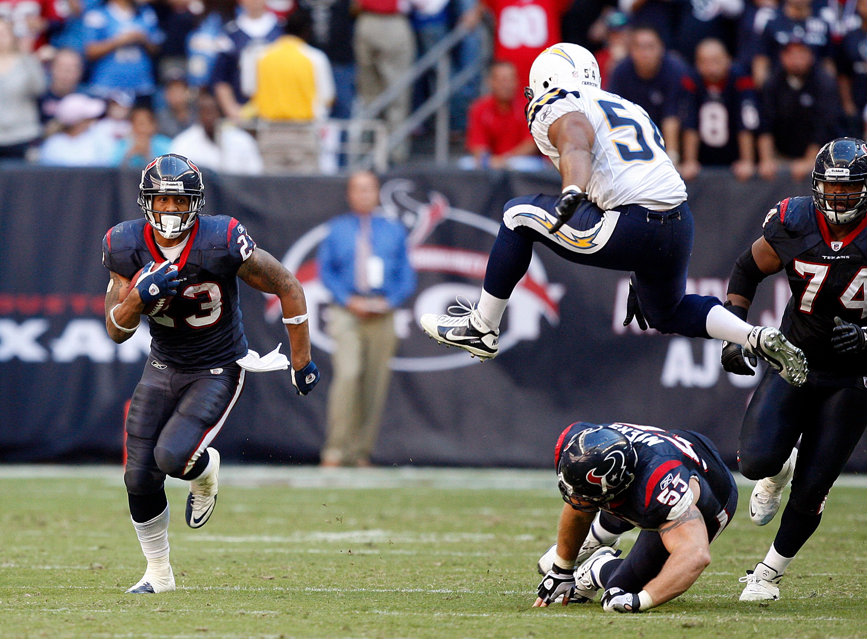 HOUSTON - NOVEMBER 07:  Running back Arian Foster #23 of the Houston Texans rushes past  Stephen Cooper #54 of the San Diego Chargers at Reliant Stadium on November 7, 2010 in Houston, Texas.  (Photo by Bob Levey/Getty Images)