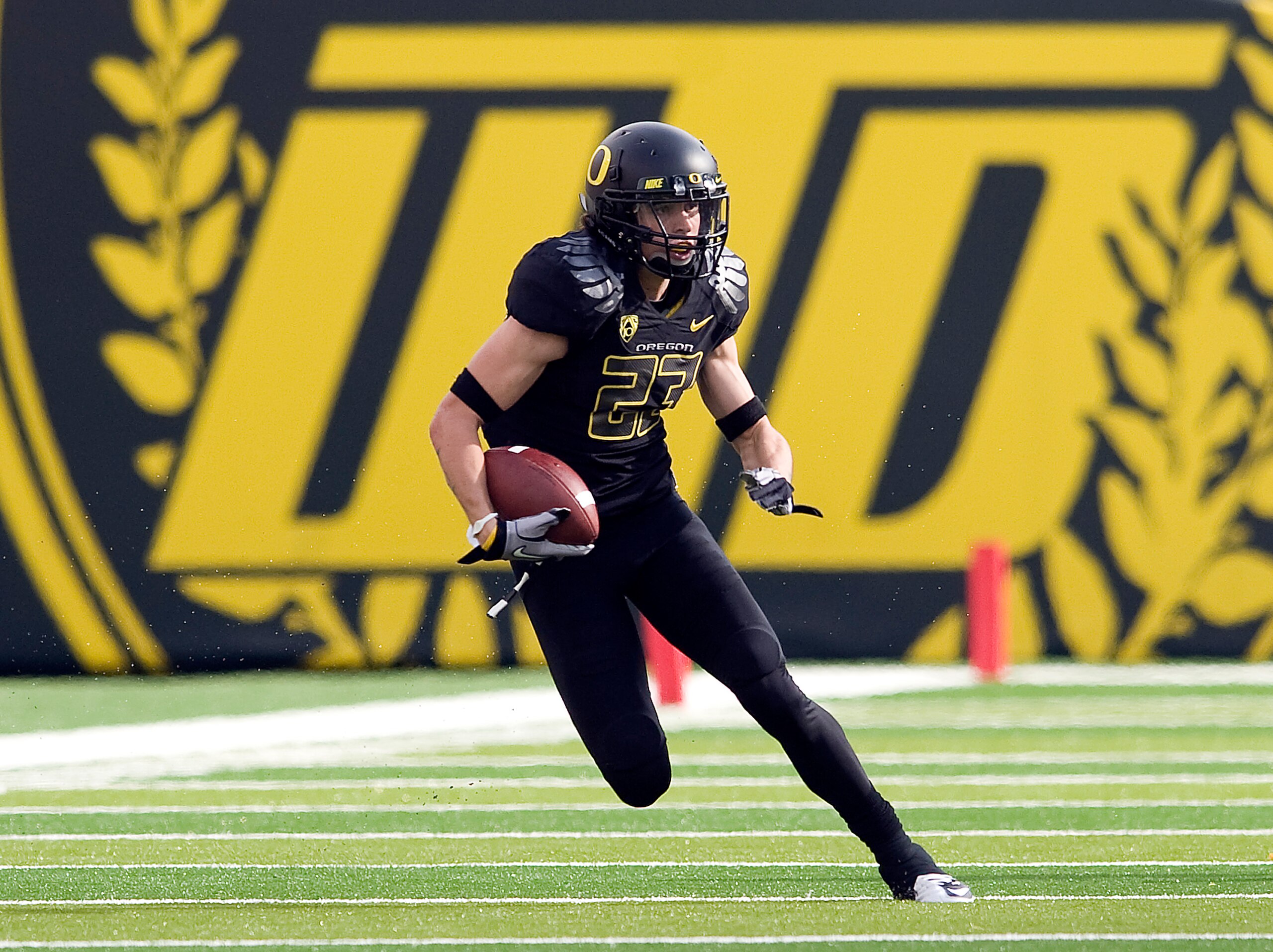 EUGENE, OR - NOVEMBER 6: Wide receiver Jeff Maehl #23 of the Oregon Ducks runs with the ball after making a reception in the first quarter of the game against the Washington Huskies at Autzen Stadium on November 6, 2010 in Eugene, Oregon. The Ducks won th
