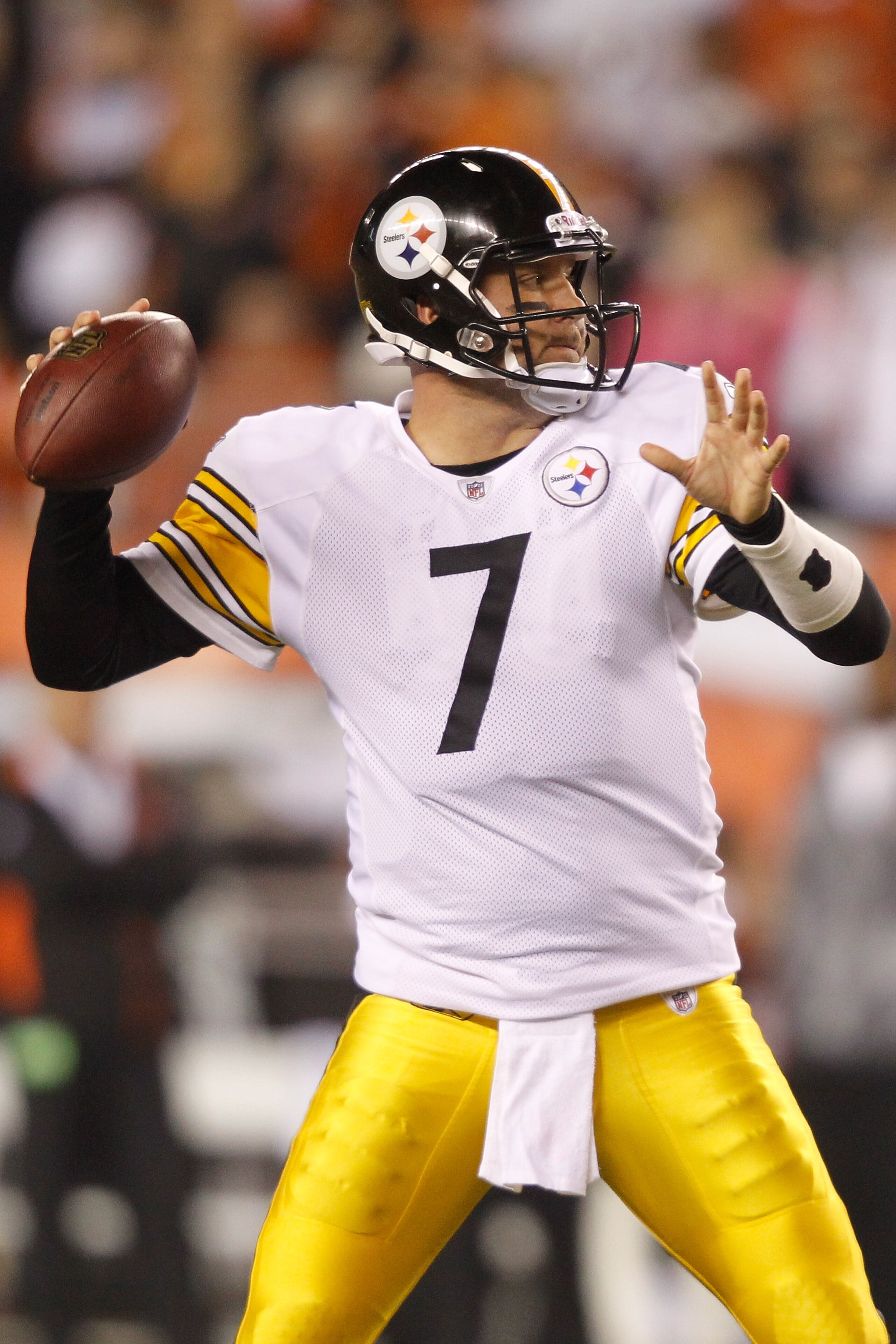 CINCINNATI - NOVEMBER 08: Quarterback Ben Roethlisberger #7 of the Pittsburgh Steelers throws throws against the Cincinnati Bengals at Paul Brown Stadium on November 8, 2010 in Cincinnati, Ohio. The Steelers defeated the Bengals 27-21. (Photo by Matthew CINCINNATI - NOVEMBER 08: Quarterback Ben Roethlisberger #7 of the Pittsburgh Steelers throws throws against the Cincinnati Bengals at Paul Brown Stadium on November 8, 2010 in Cincinnati, Ohio. The Steelers defeated the Bengals 27-21. (Photo by Matthew