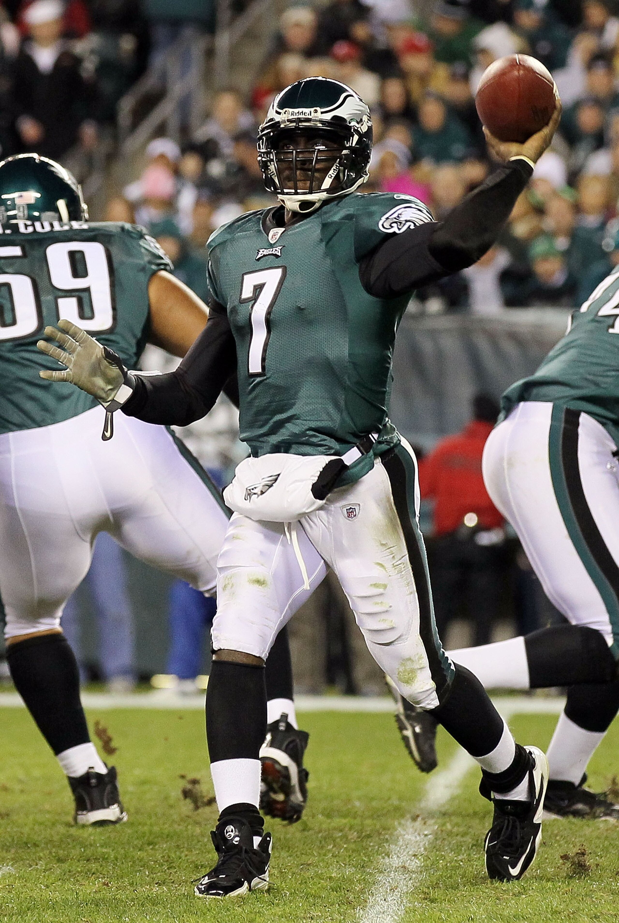 PHILADELPHIA - NOVEMBER 07:  Michael Vick #7 of the Philadelphia Eagles throws a pass against the Indianapolis Colts on November 7, 2010 at Lincoln Financial Field in Philadelphia, Pennsylvania.  (Photo by Jim McIsaac/Getty Images)