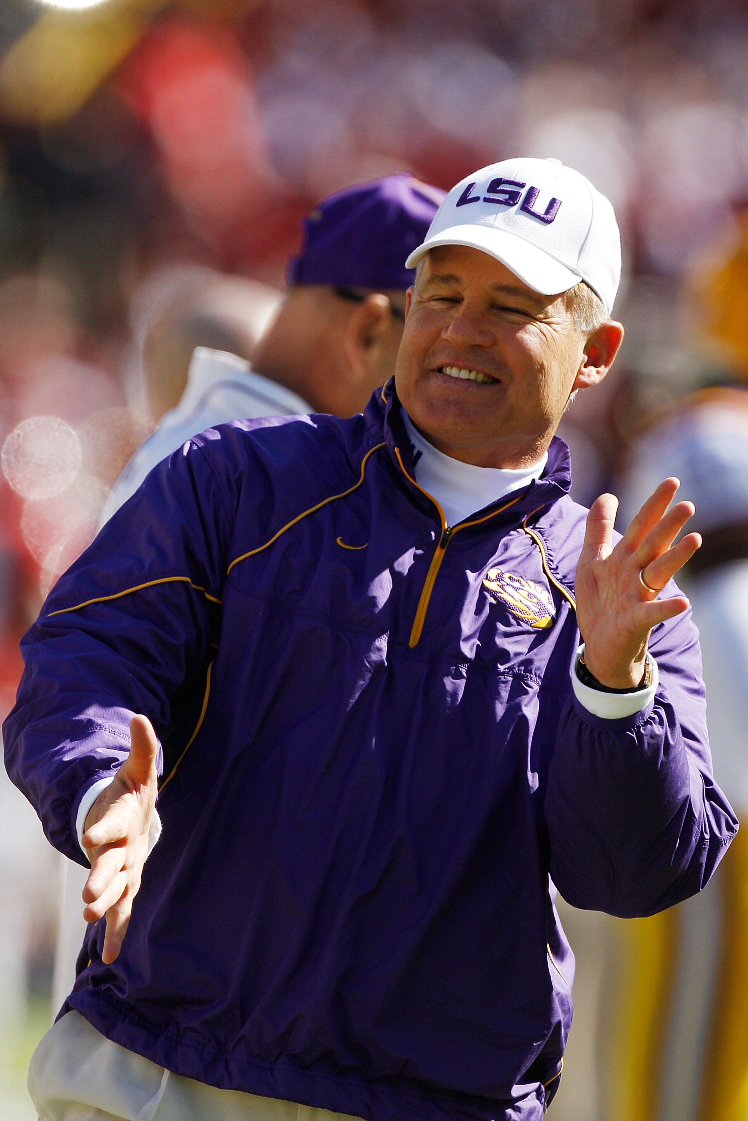 BATON ROUGE, LA - NOVEMBER 06:  Head coach Les Miles of the Louisiana State University Tigers watches pregame before playing the Alabama Crimson Tide  at Tiger Stadium on November 6, 2010 in Baton Rouge, Louisiana.  (Photo by Chris Graythen/Getty Images)