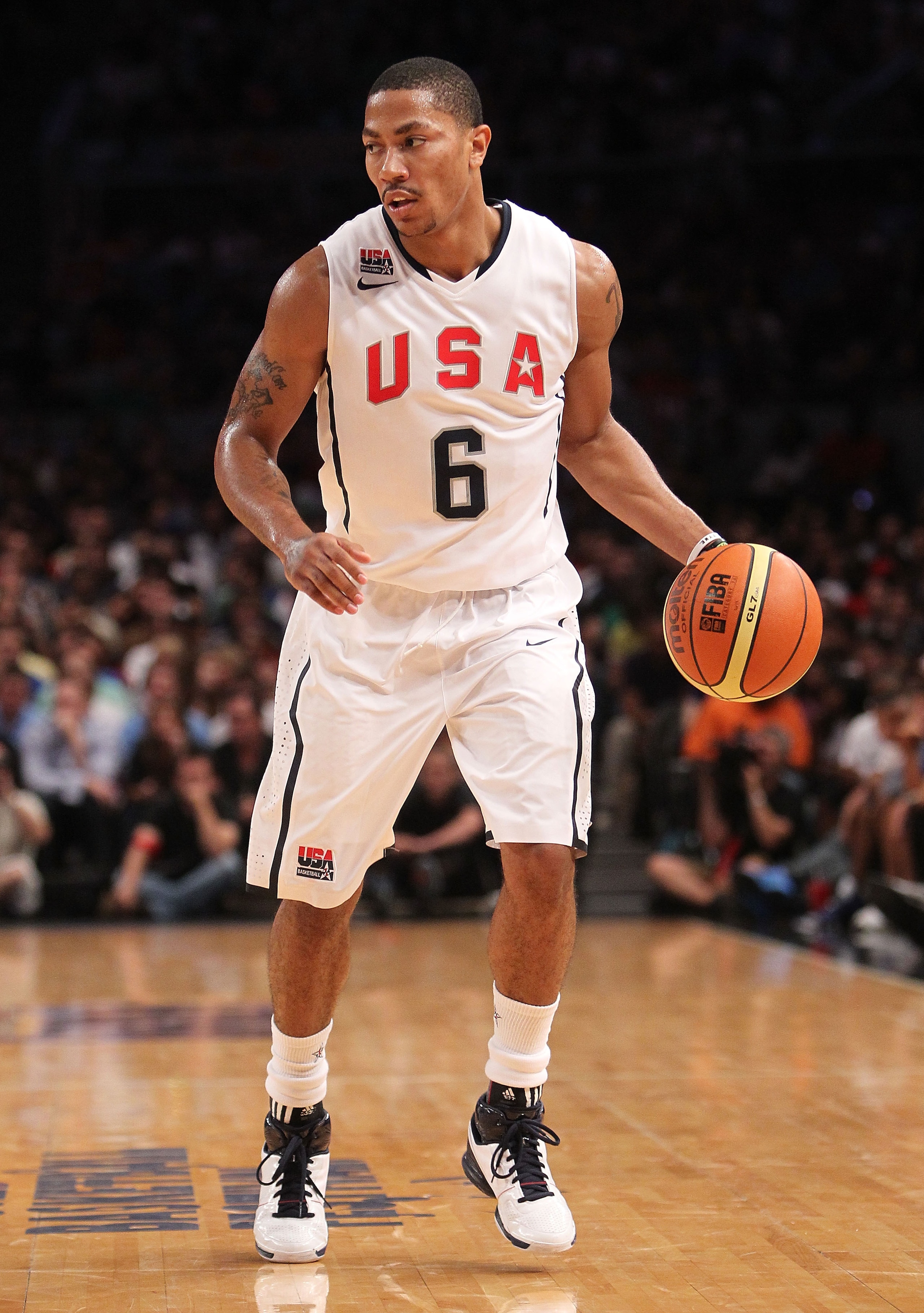 NEW YORK - AUGUST 15: Derrick Rose #6 of the United States with the ball against France during their exhibition game as part of the World Basketball Festival at Madison Square Garden on August 15, 2010 in New York City.  (Photo by Nick Laham/Getty Images)
