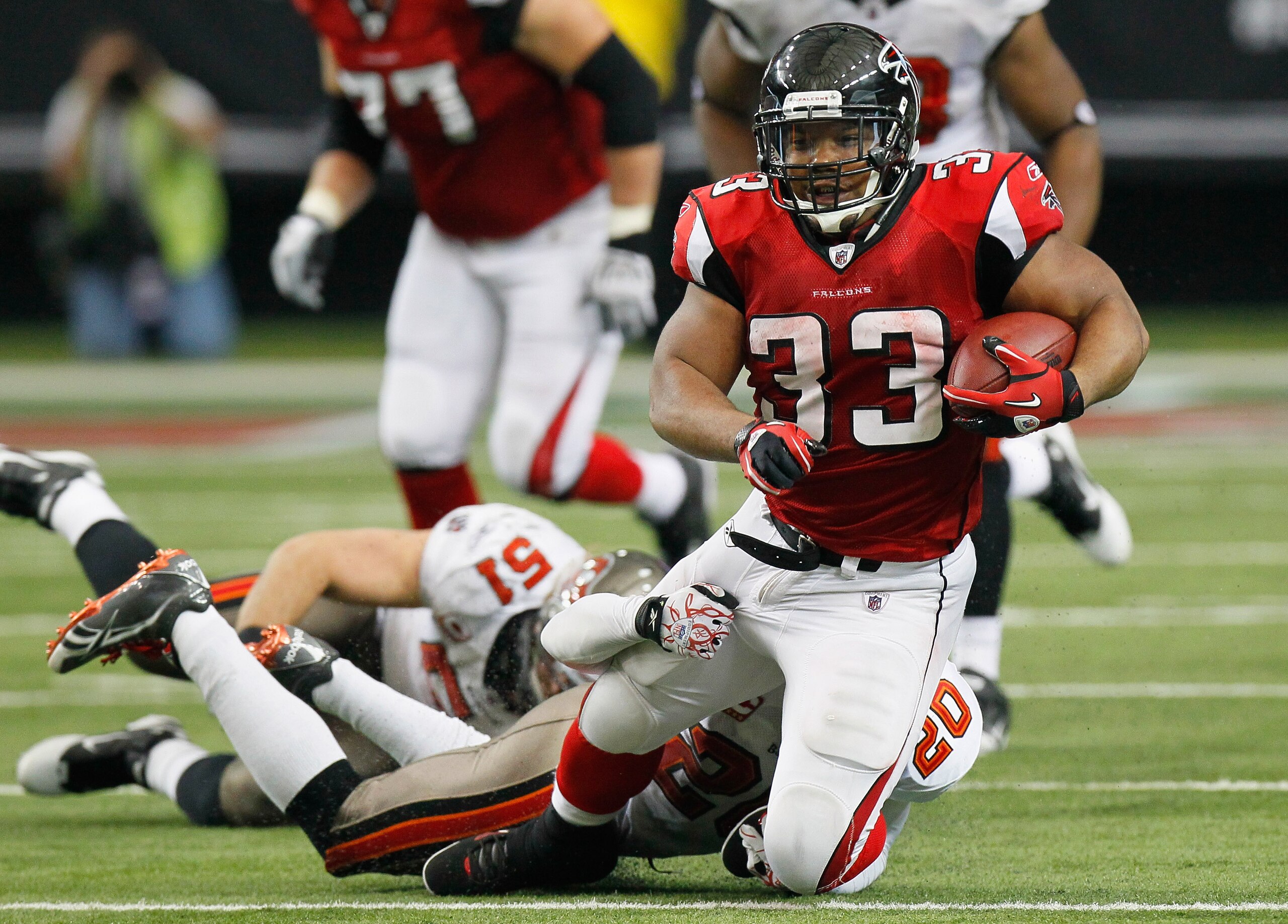 ATLANTA - NOVEMBER 07: Michael Turner #33 of the Atlanta Falcons is tackled by Ronde Barber #20 of the Tampa Bay Buccaneers at Georgia Dome on November 7, 2010 in Atlanta, Georgia. (Photo by Kevin C. Cox/Getty Images) ATLANTA - NOVEMBER 07: Michael Turner #33 of the Atlanta Falcons is tackled by Ronde Barber #20 of the Tampa Bay Buccaneers at Georgia Dome on November 7, 2010 in Atlanta, Georgia. (Photo by Kevin C. Cox/Getty Images)