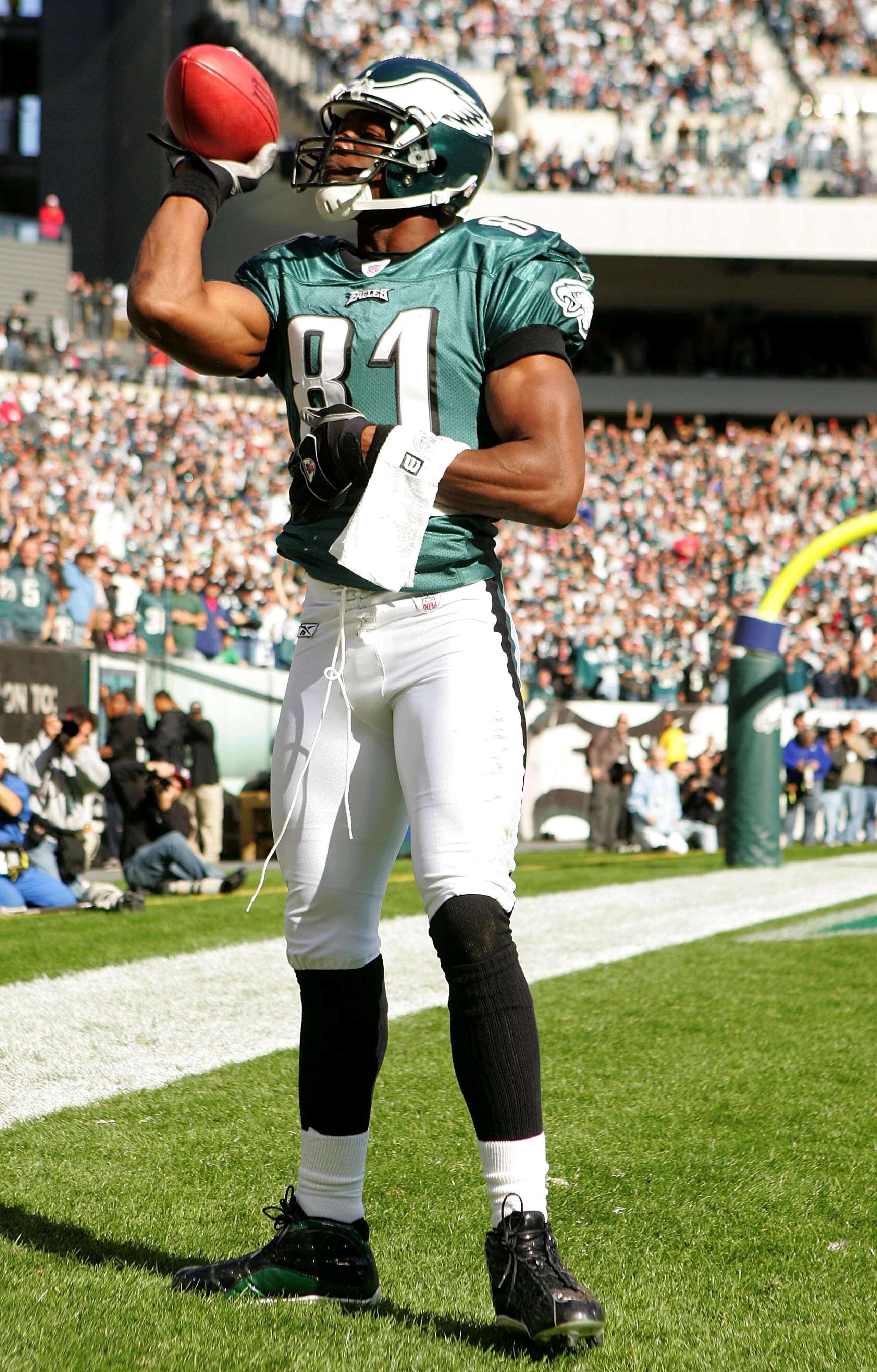 PHILADELPHIA - OCTOBER 23:  Terrell Owens #81 of the Philadelphia Eagles celebrates after he caught a touchdown pass against the San Diego Chargers on October 23, 2005 at Lincoln Financial Field in Philadelphia, Pennsylvania.  (Photo by Ezra Shaw/Getty Im
