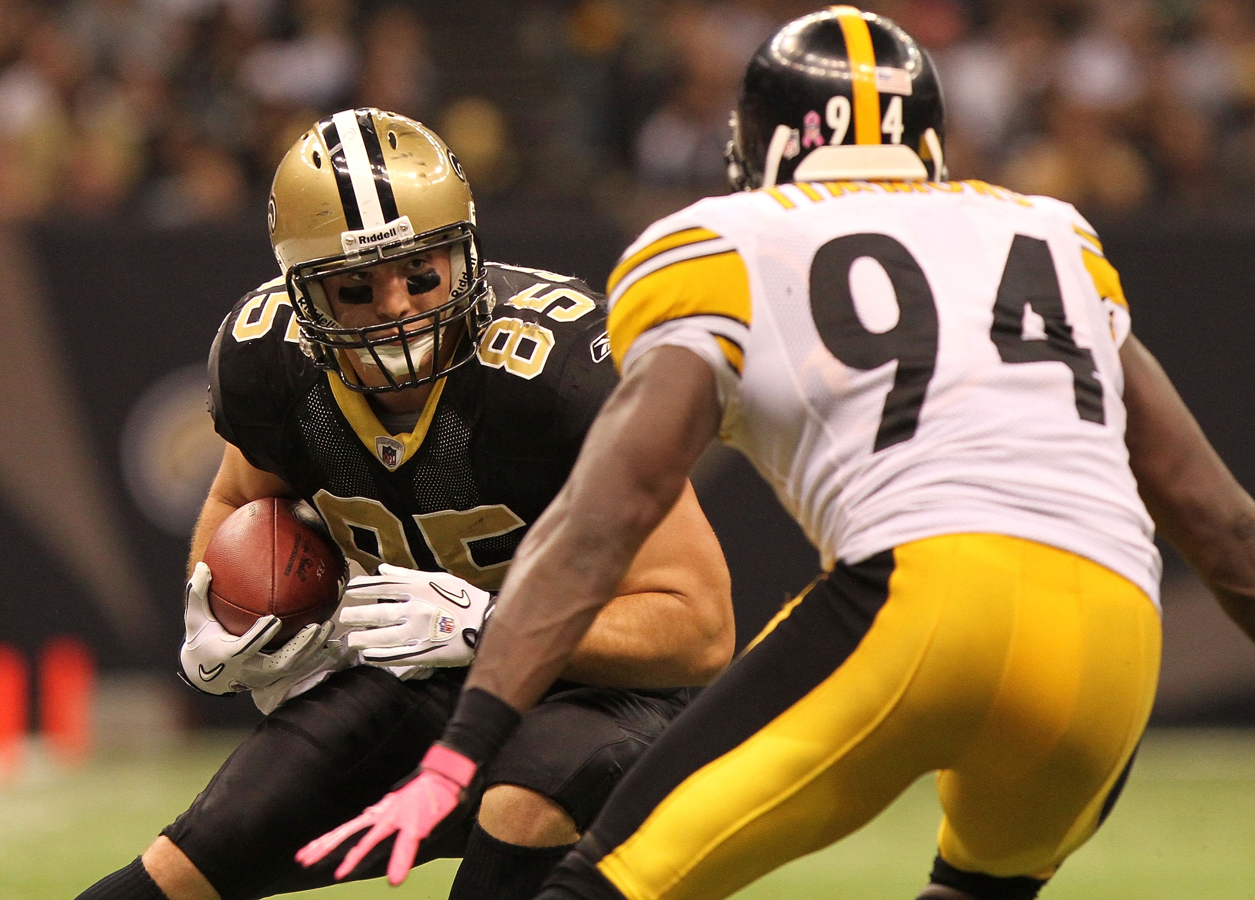 NEW ORLEANS - OCTOBER 31: David Thomas #85 of the New Orleans Saints catches a pass against Lawrence Timmons #94 of the Pittsburgh Steelers at the Louisiana Superdome on October 31, 2010 in New Orleans, Louisiana. (Photo by Matthew Sharpe/Getty Images)