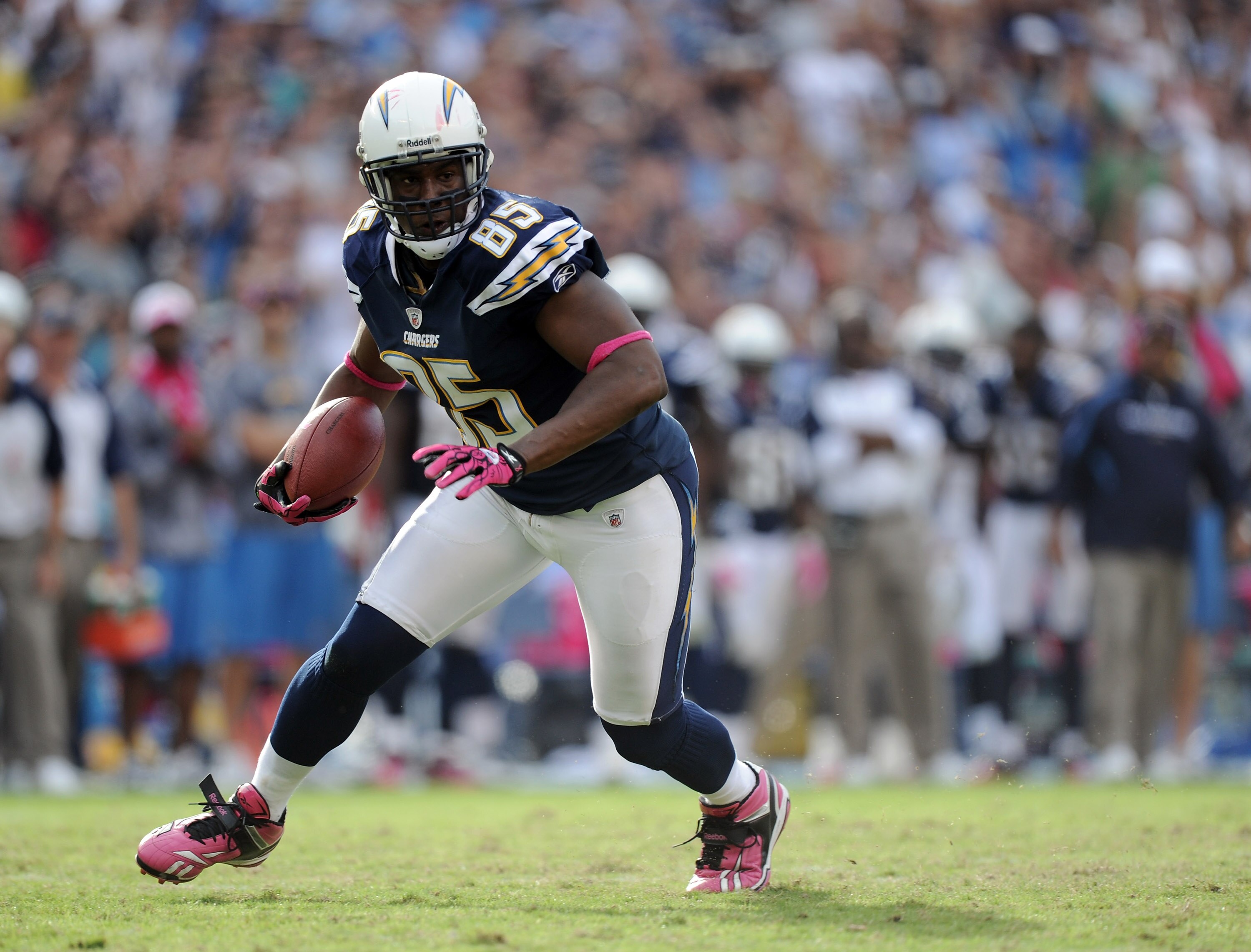 SAN DIEGO - OCTOBER 24:  Antonio Gates #85 of the San Diego Chargers runs after his catch against the New England Patriots at Qualcomm Stadium on October 24, 2010 in San Diego, California.  (Photo by Harry How/Getty Images)