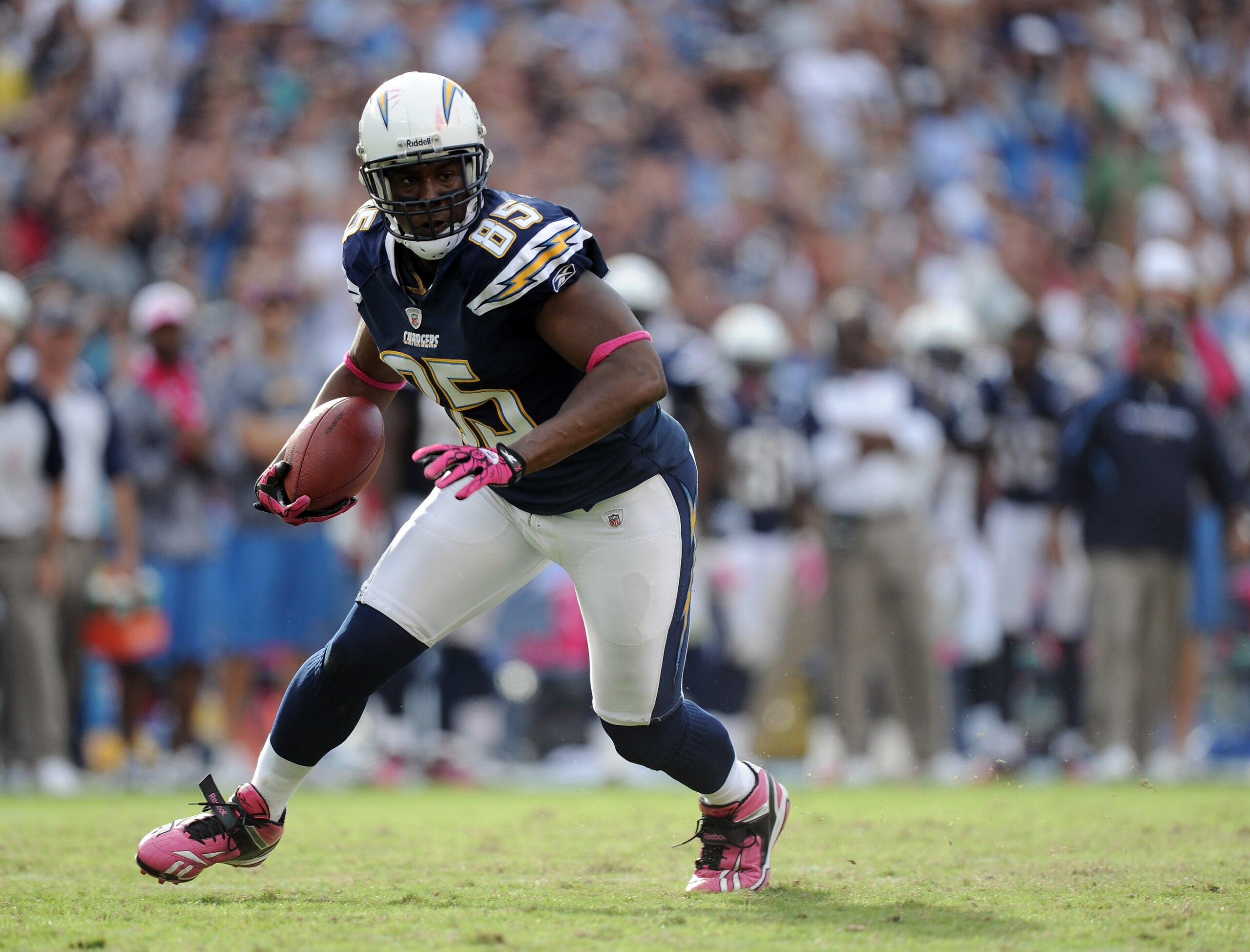 SAN DIEGO - OCTOBER 24:  Antonio Gates #85 of the San Diego Chargers runs after his catch against the New England Patriots at Qualcomm Stadium on October 24, 2010 in San Diego, California.  (Photo by Harry How/Getty Images)