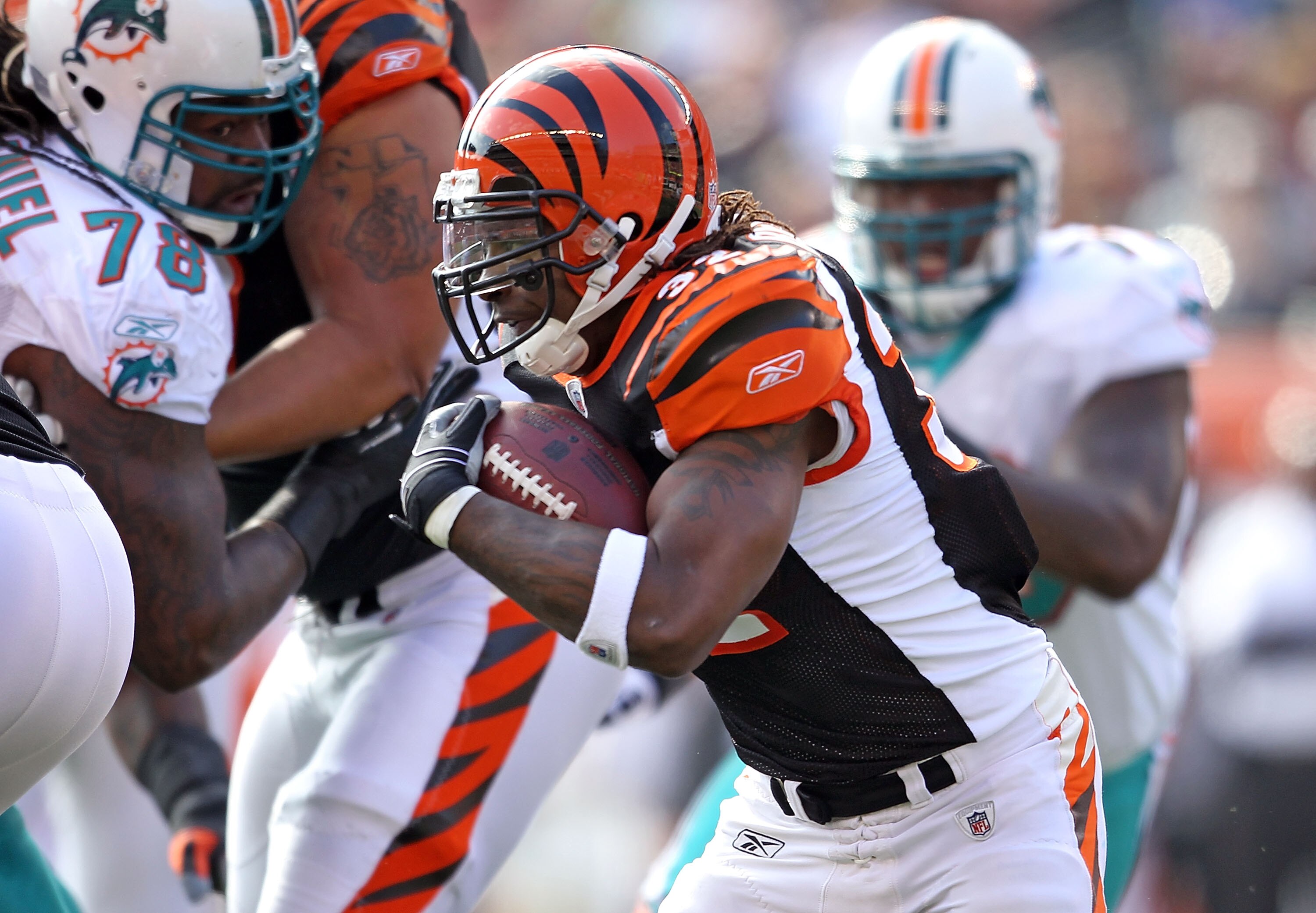 CINCINNATI - OCTOBER 31:  Cedric Benson #32 of  the Cincinnati Bengals runs with the ball during the NFL game against the Miami Dolphins at Paul Brown Stadium on October 31, 2010 in Cincinnati, Ohio.  (Photo by Andy Lyons/Getty Images)