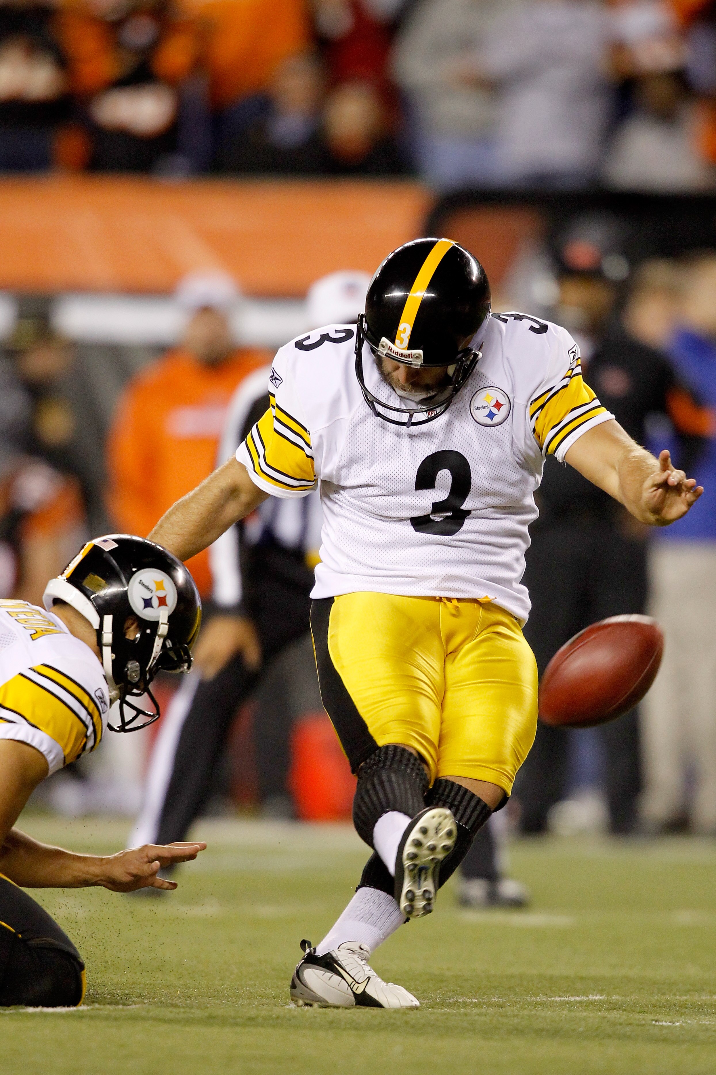 CINCINNATI - NOVEMBER 08: Jeff Reed #3 of the Pittsburgh Steelers kicks a field goal against the  Cincinnati Bengals at Paul Brown Stadium on November 8, 2010 in Cincinnati, Ohio.  The Steelers defeated the Bengals 27-21. (Photo by Matthew Stockman/Getty