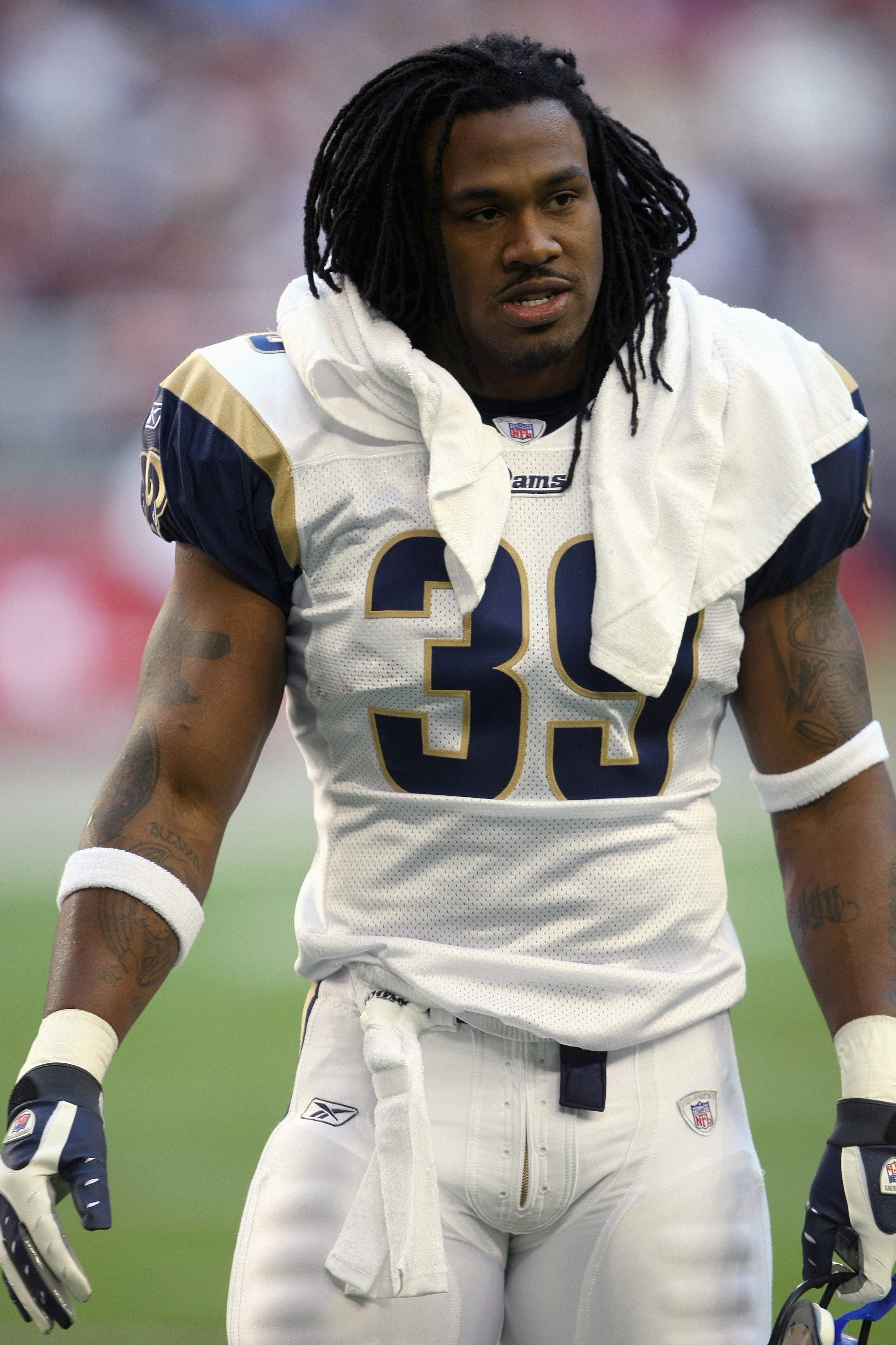 GLENDALE, AZ - DECEMBER 30:  Steven Jackson #39 of the St. Louis Rams walks on the sidelines during the game against the Arizona Cardinals on December 30, 2007 at University of Phoenix Stadium in Glendale, Arizona.   The Cardinals won 48-19.  (Photo by St