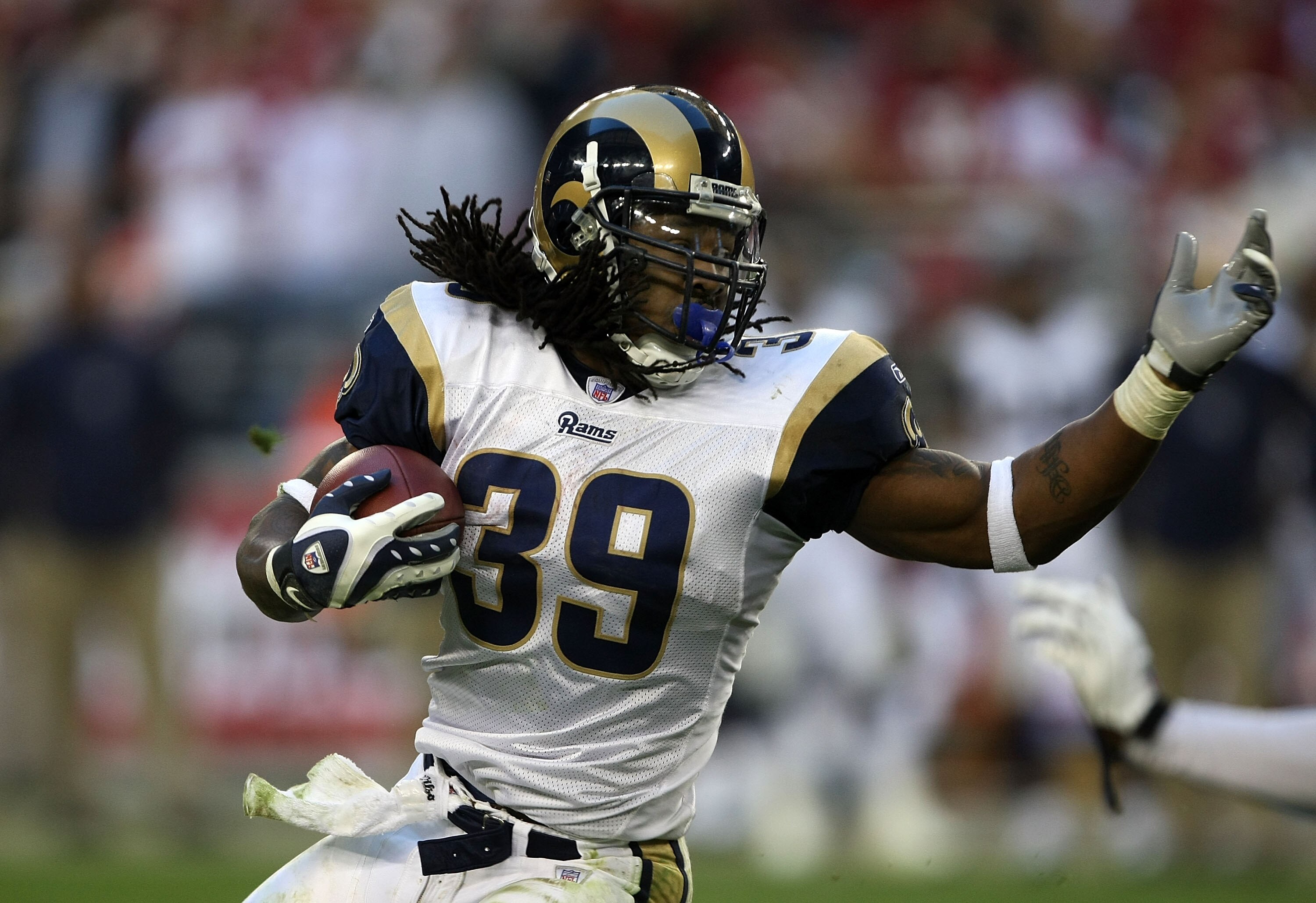 GLENDALE, AZ - DECEMBER 30: Running back Steven Jackson #39 of the St. Louis Rams carries the ball against the Arizona Cardinals at University of Phoenix Stadium December 30, 2007 in Glendale, Arizona.  The Cardinals won 48-19.  (Photo by Stephen Dunn/Get