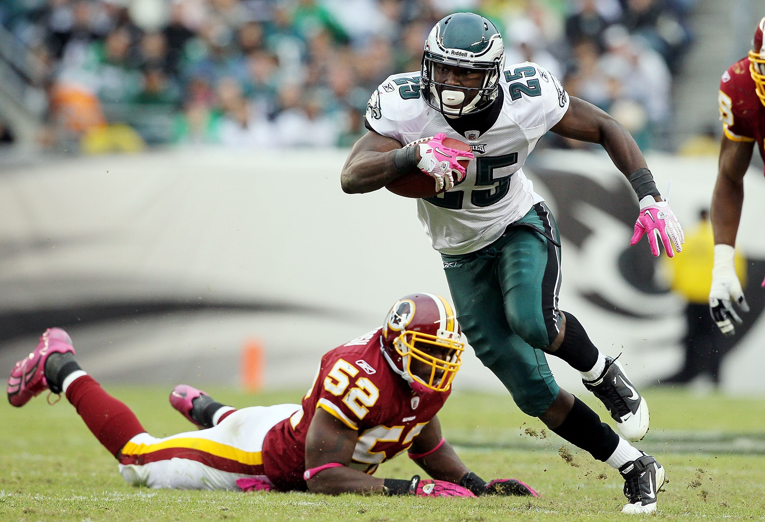 PHILADELPHIA - OCTOBER 03:  LeSean McCoy #25 of the Philadelphia Eagles runs the ball past Rocky McIntosh #52 of the Washington Redskins on October 3, 2010 at Lincoln Financial Field in Philadelphia, Pennsylvania.  (Photo by Jim McIsaac/Getty Images)