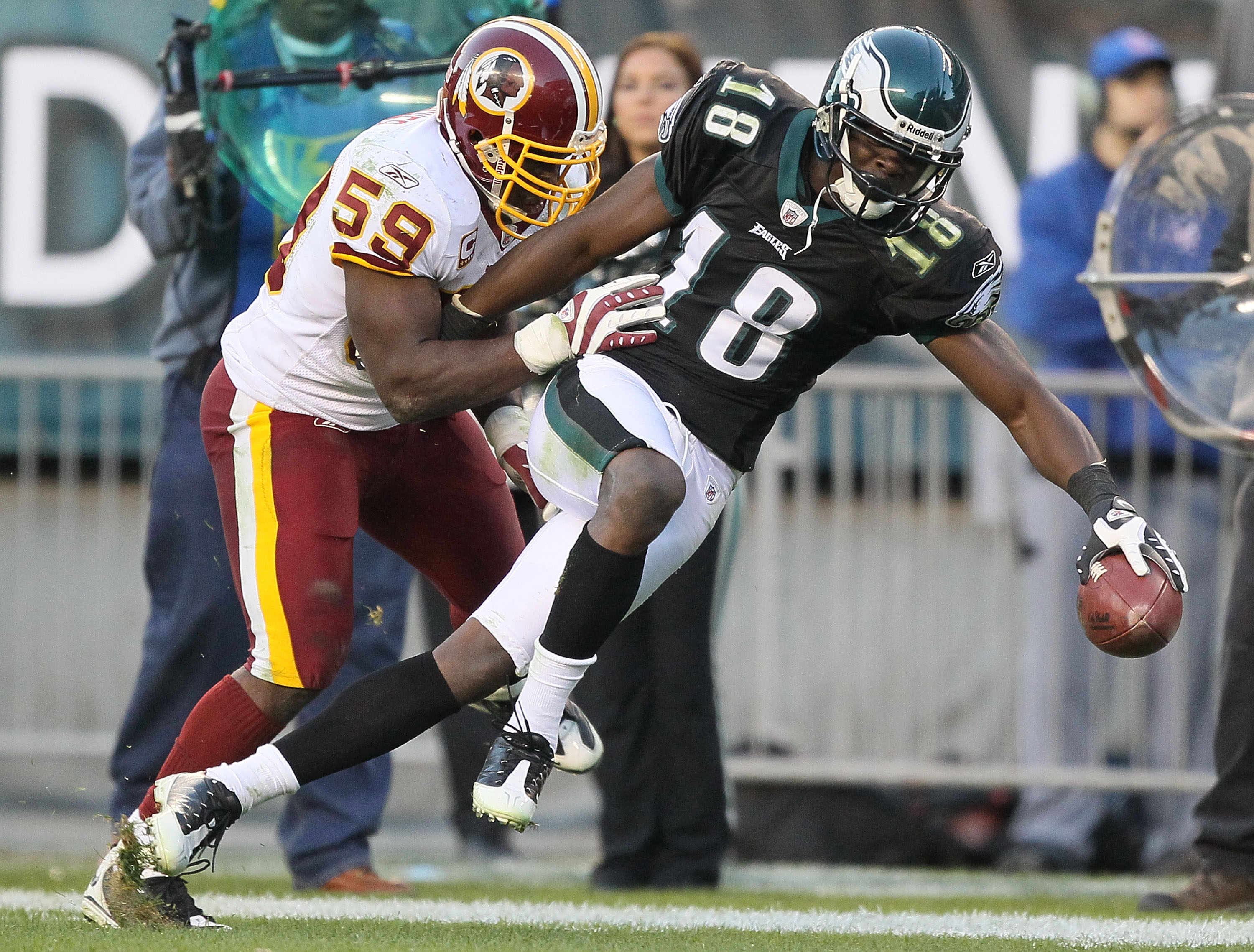 PHILADELPHIA - NOVEMBER 29:  Jeremy Maclin #18 of the Philadelphia Eagles makes a catch and is pushed out of bounds by London Fletcher #59 of the Washington Redskins during their game at Lincoln Financial Field on November 29, 2009 in Philadelphia, Pennsy