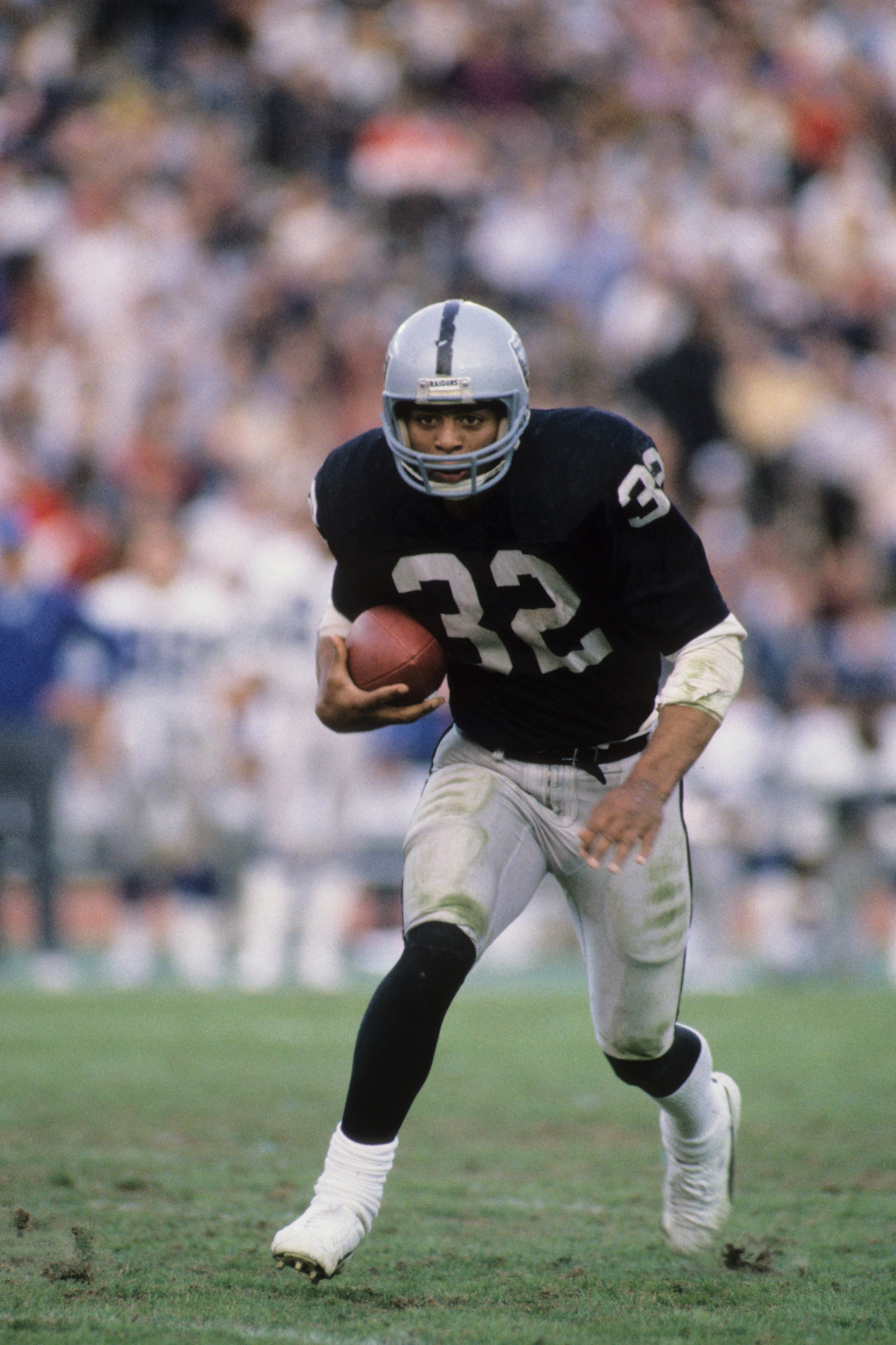 LOS ANGELES, CA - DECEMBER 15:  Marcus Allen #32 of the Los Angeles Raiders runs the ball against the Seattle Seahawks during the game at the Los Angeles Memorial Coliseum on December 15, 1985 in Los Angeles, California.  The Raiders won 13-3  (Photo by G