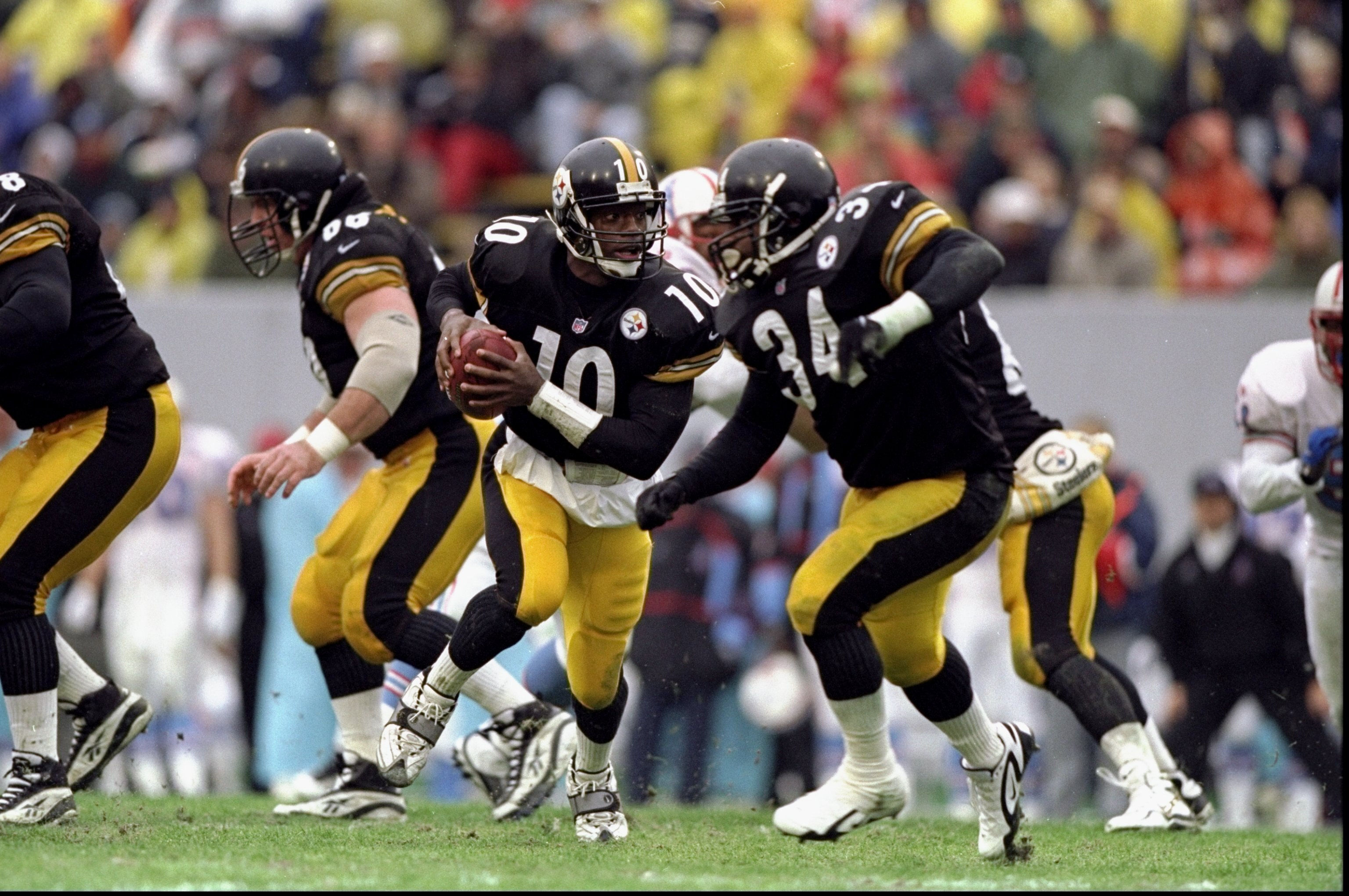 21 Dec 1997:  Kordell Stewart #10 of the Pittsburgh Steelers in action during the game against the Tennessee Oilers at the Liberty Bowl in Memphis, Tennessee. The Oilers defeated the Steelers 16-6. Mandatory Credit: Andy Lyons  /Allsport