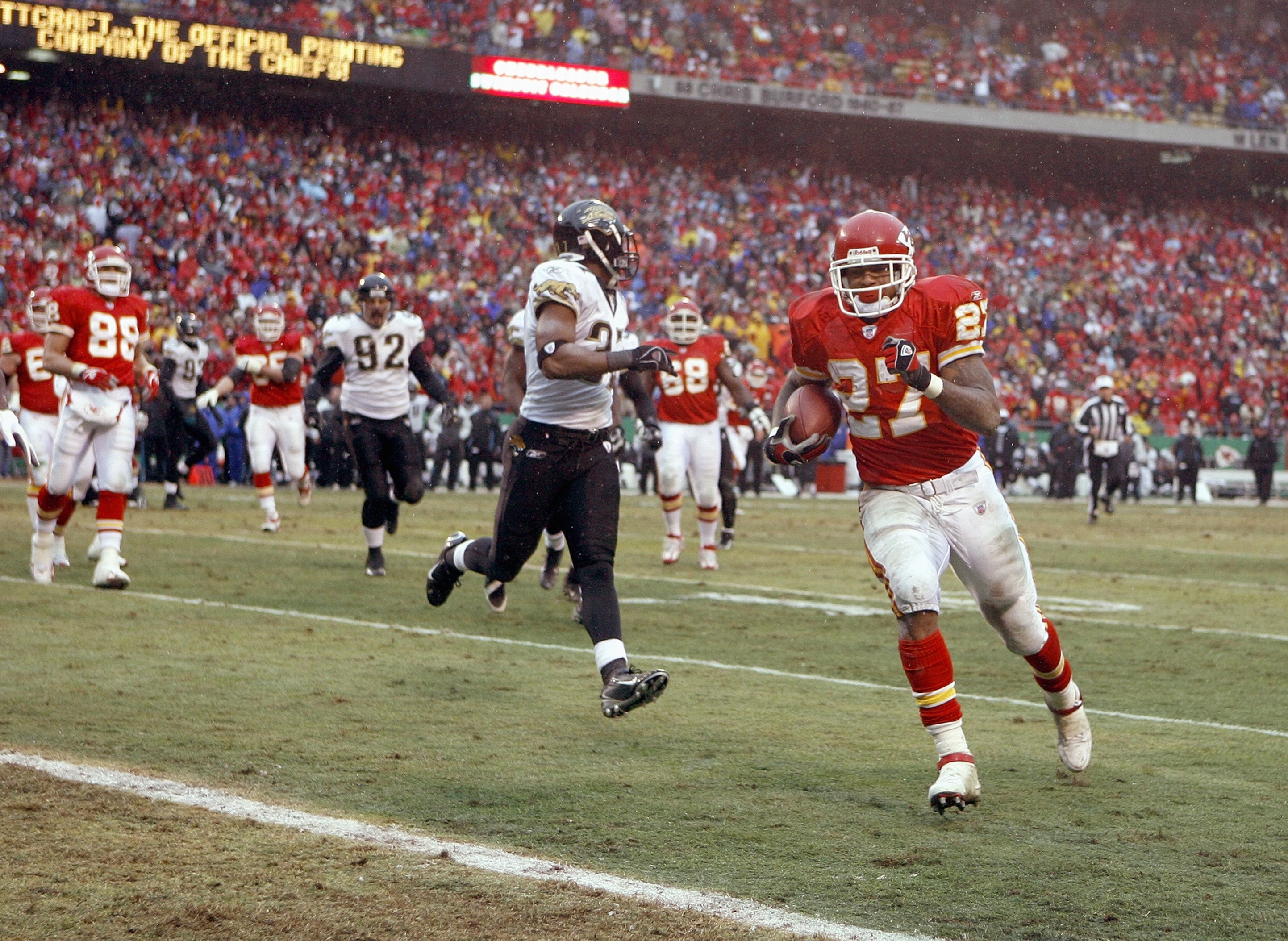 KANSAS CITY, MO - DECEMBER 31: Larry Johnson #27 of the Kansas City Chiefs carries the ball during the game against the Jacksonville Jaguars on December 31, 2006 at Arrowhead Stadium in Kansas City, Missouri. (Photo by Dilip Vishwanat/Getty Images)