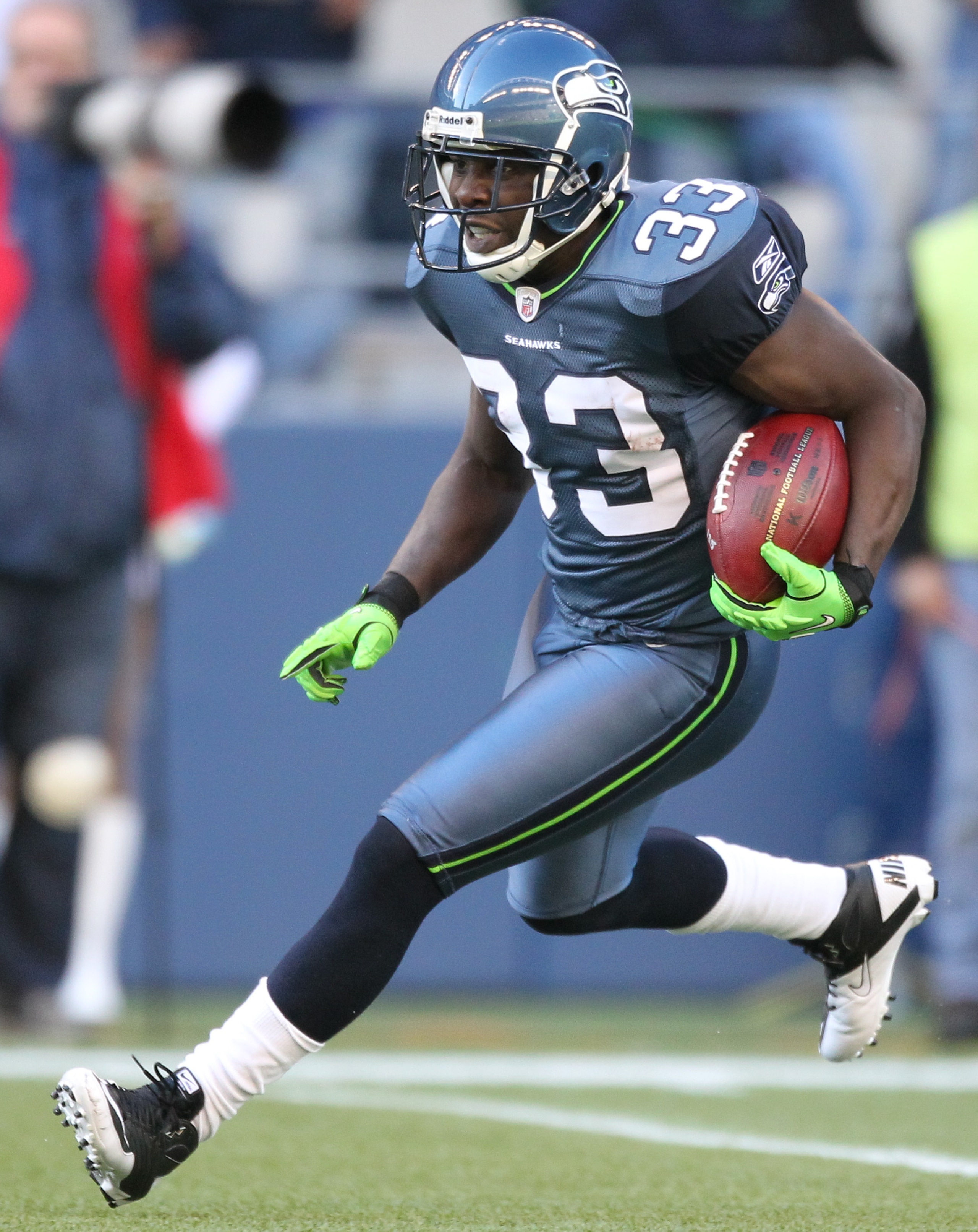 SEATTLE - NOVEMBER 07:  Running back Leon Washington #33 of the Seattle Seahawks rushes against the New York Giants at Qwest Field on November 7, 2010 in Seattle, Washington. The Giants defeated the Seahawks 41-7. (Photo by Otto Greule Jr/Getty Images)